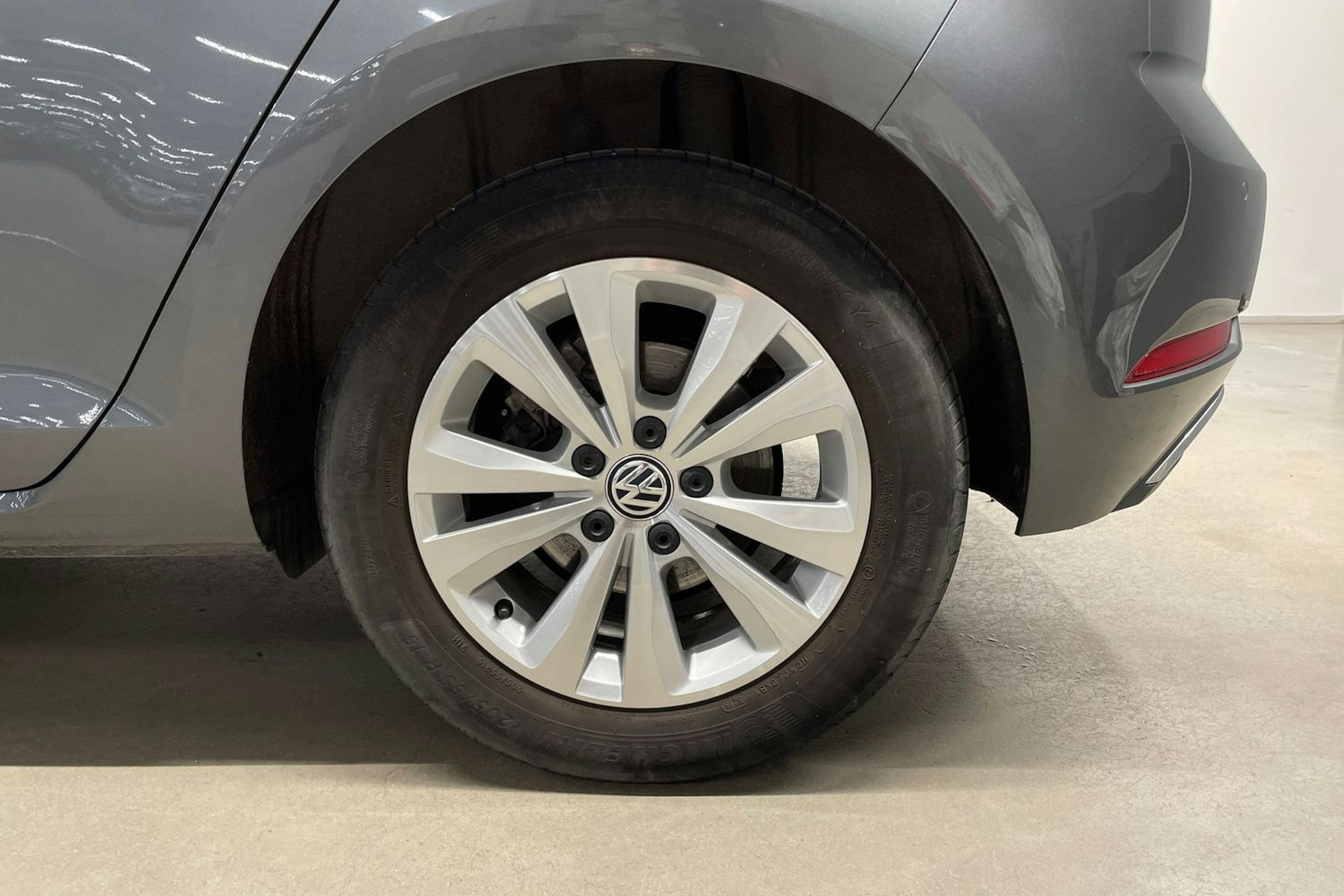 harmaa Volkswagen Golf 2019 kuva 11.
