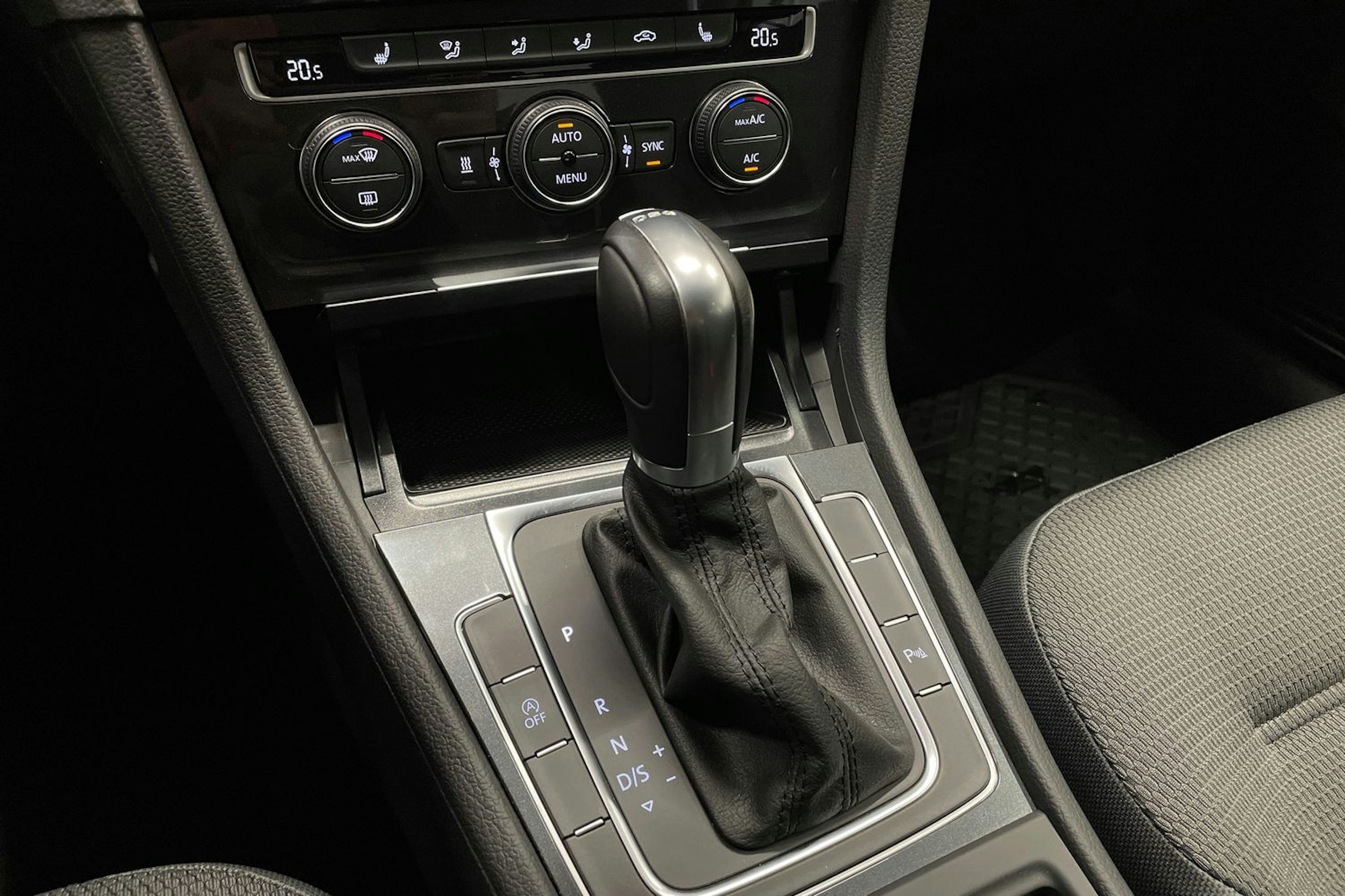 harmaa Volkswagen Golf 2019 kuva 20.