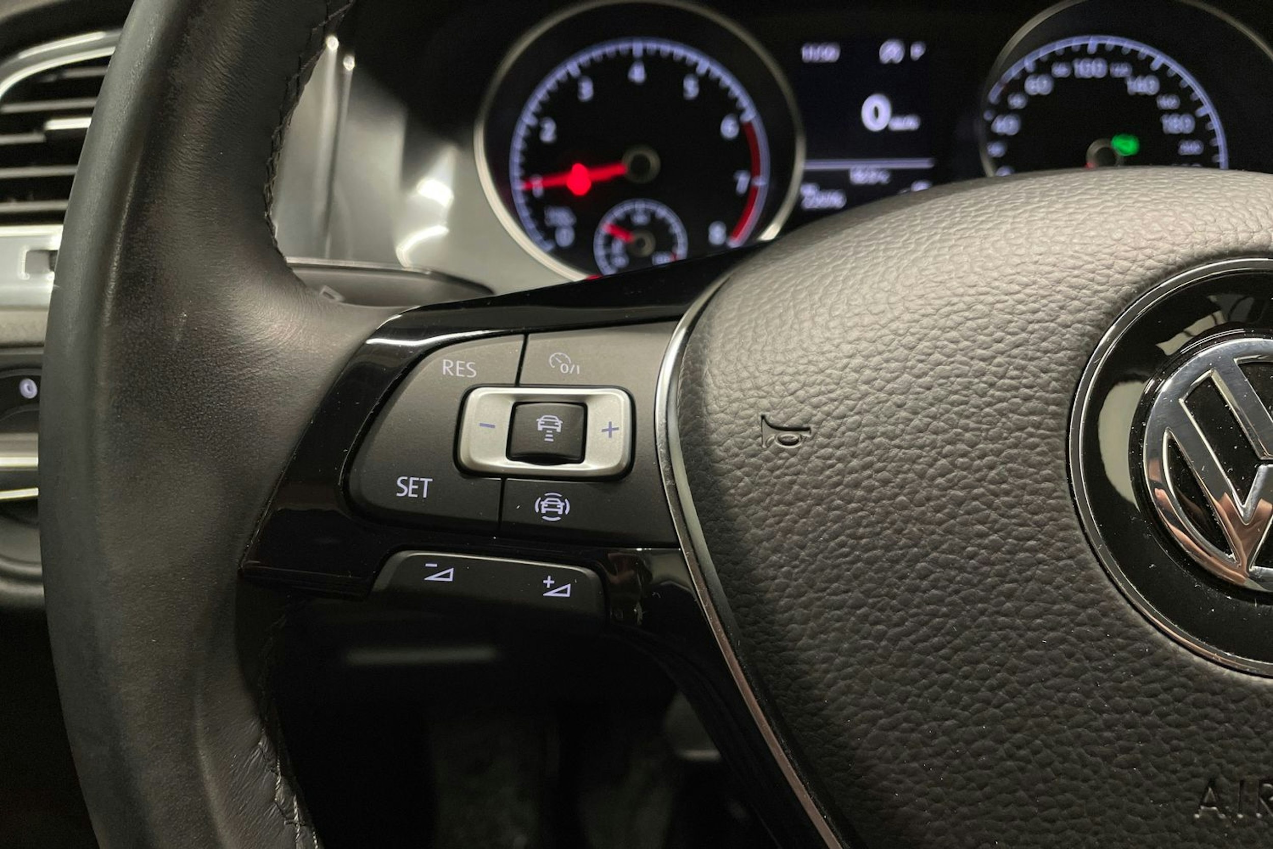 harmaa Volkswagen Golf 2019 kuva 22.