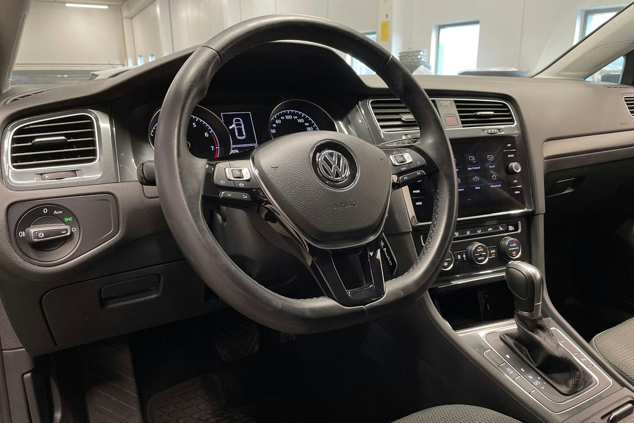 harmaa Volkswagen Golf 2019 kuva 24.