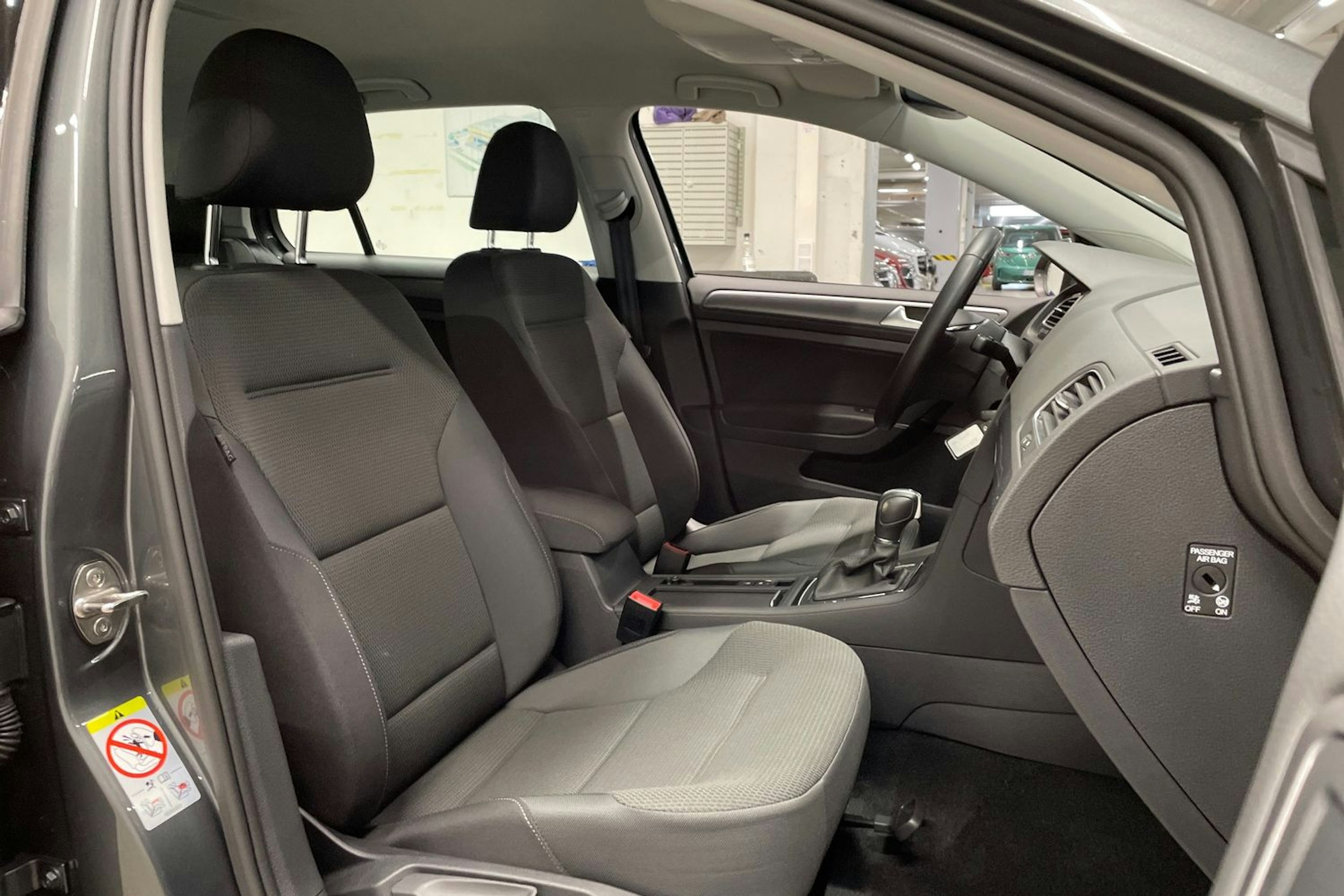 harmaa Volkswagen Golf 2019 kuva 25.