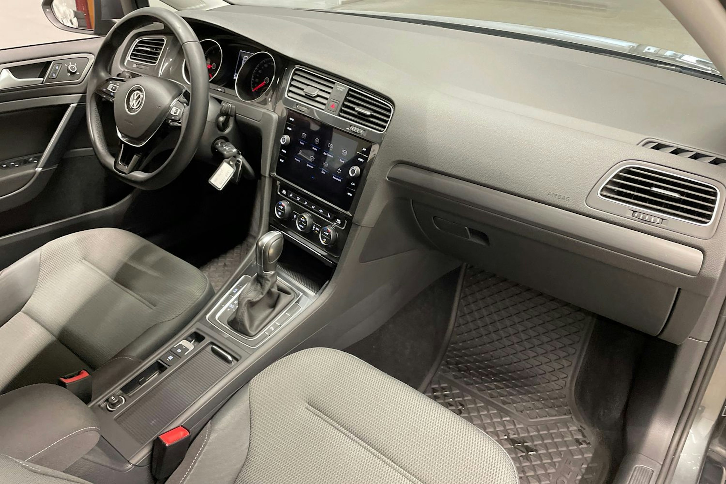 harmaa Volkswagen Golf 2019 kuva 26.