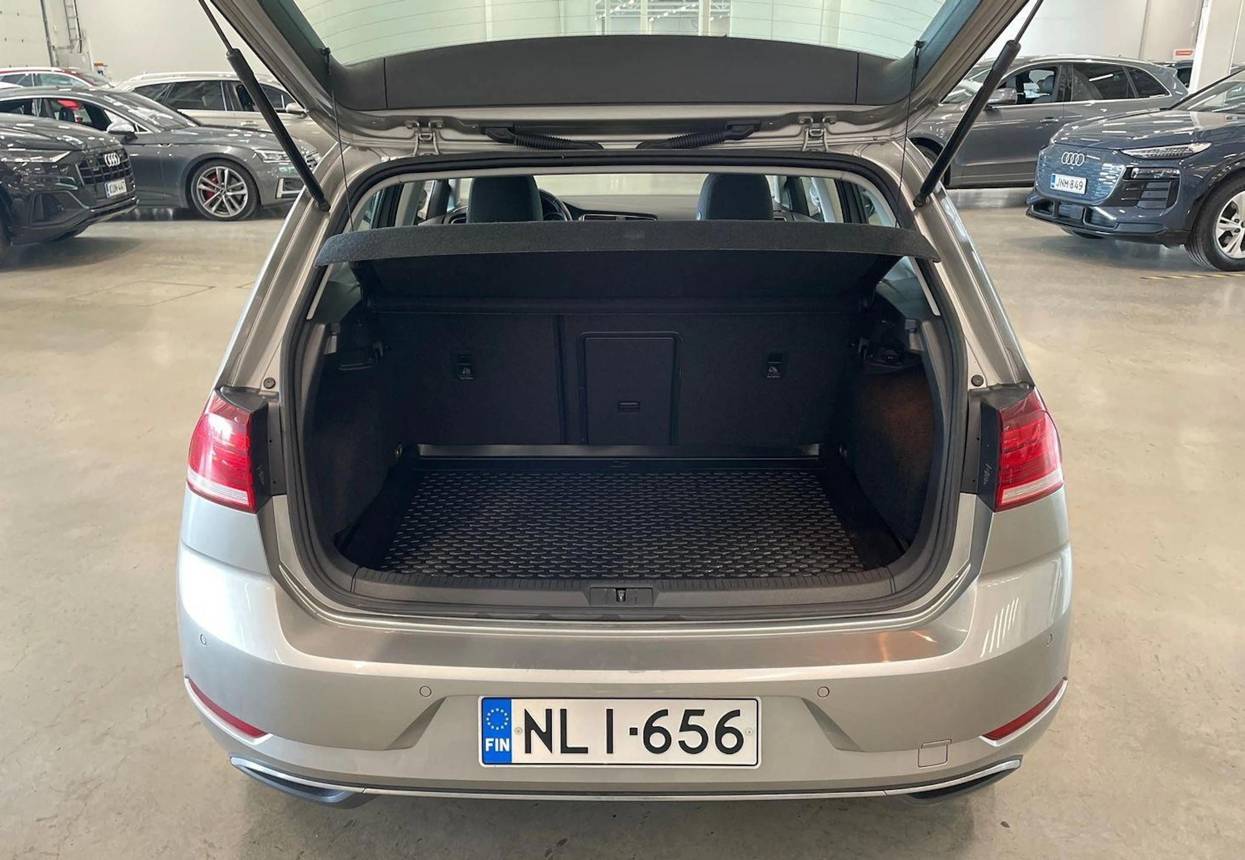 harmaa Volkswagen Golf 2019 kuva 27.