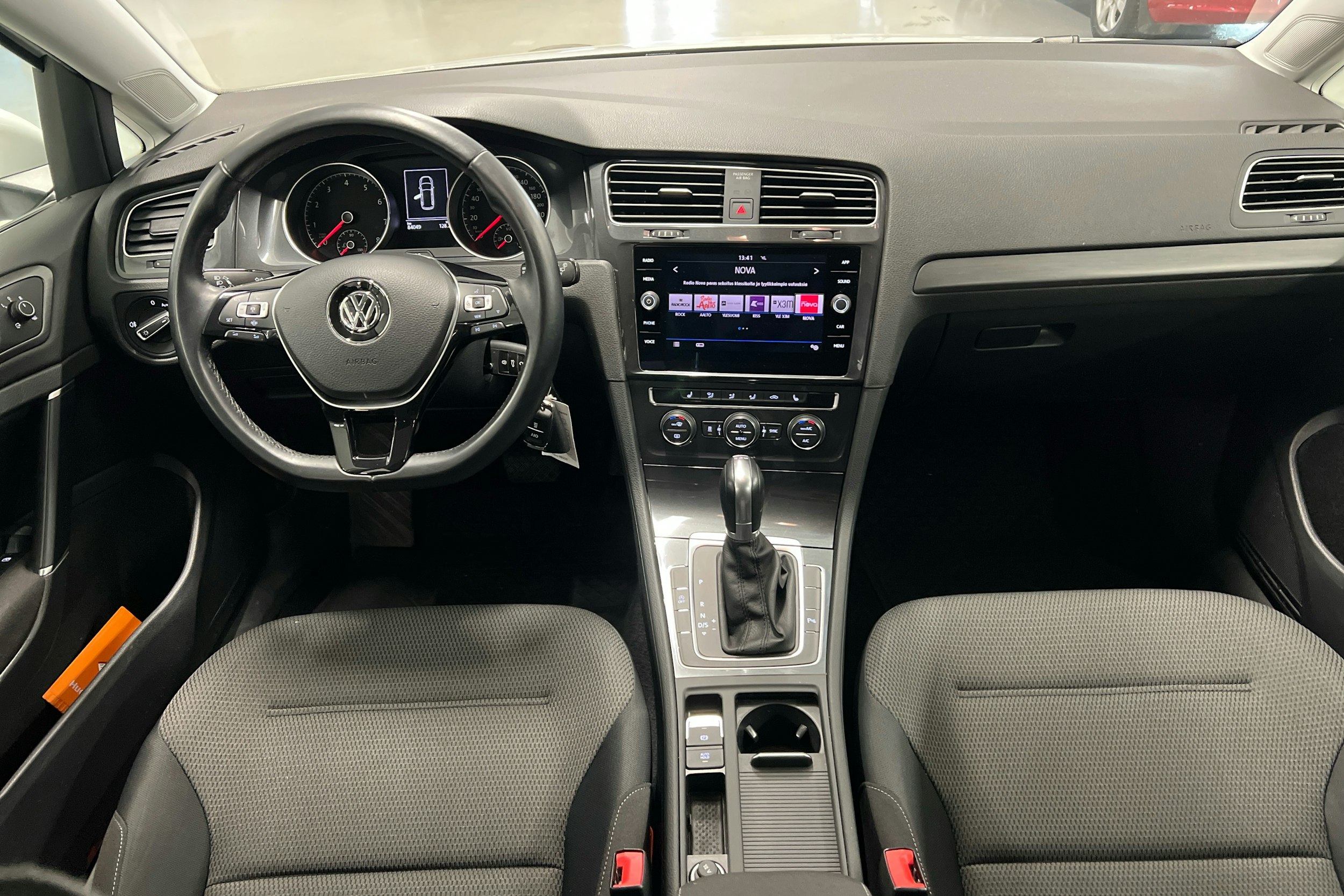 valkoinen Volkswagen Golf 2019 kuva 7.