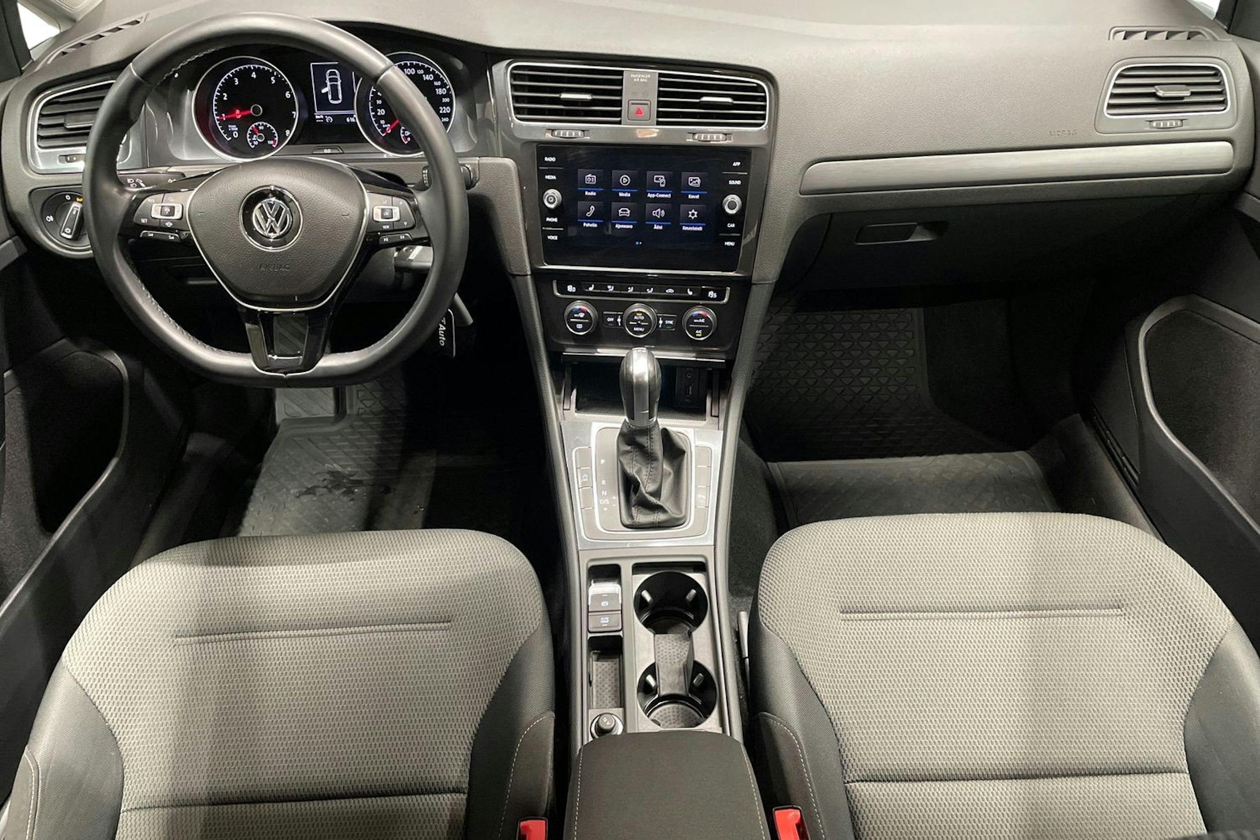 harmaa Volkswagen Golf 2019 kuva 9.