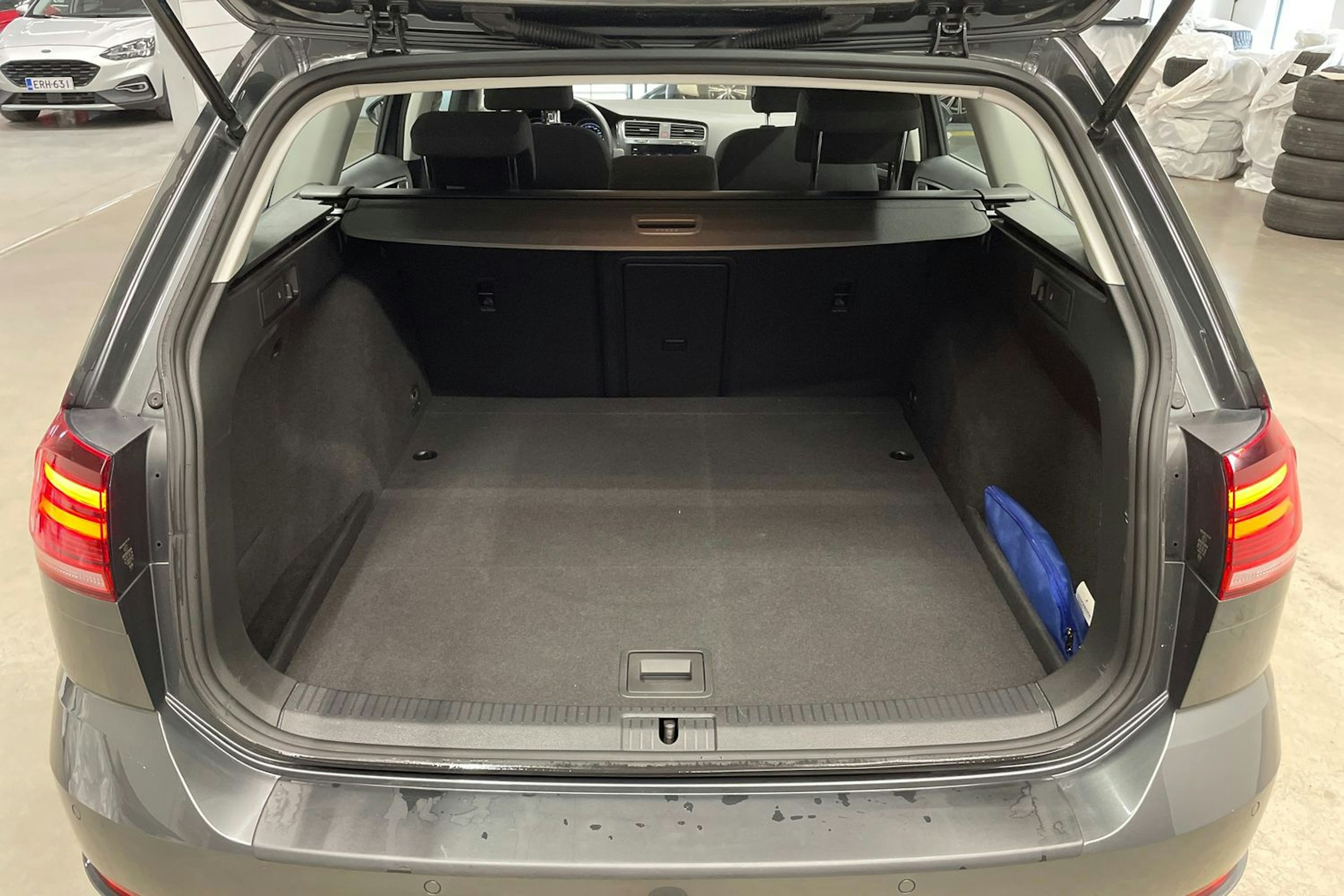 harmaa Volkswagen Golf 2019 kuva 14.