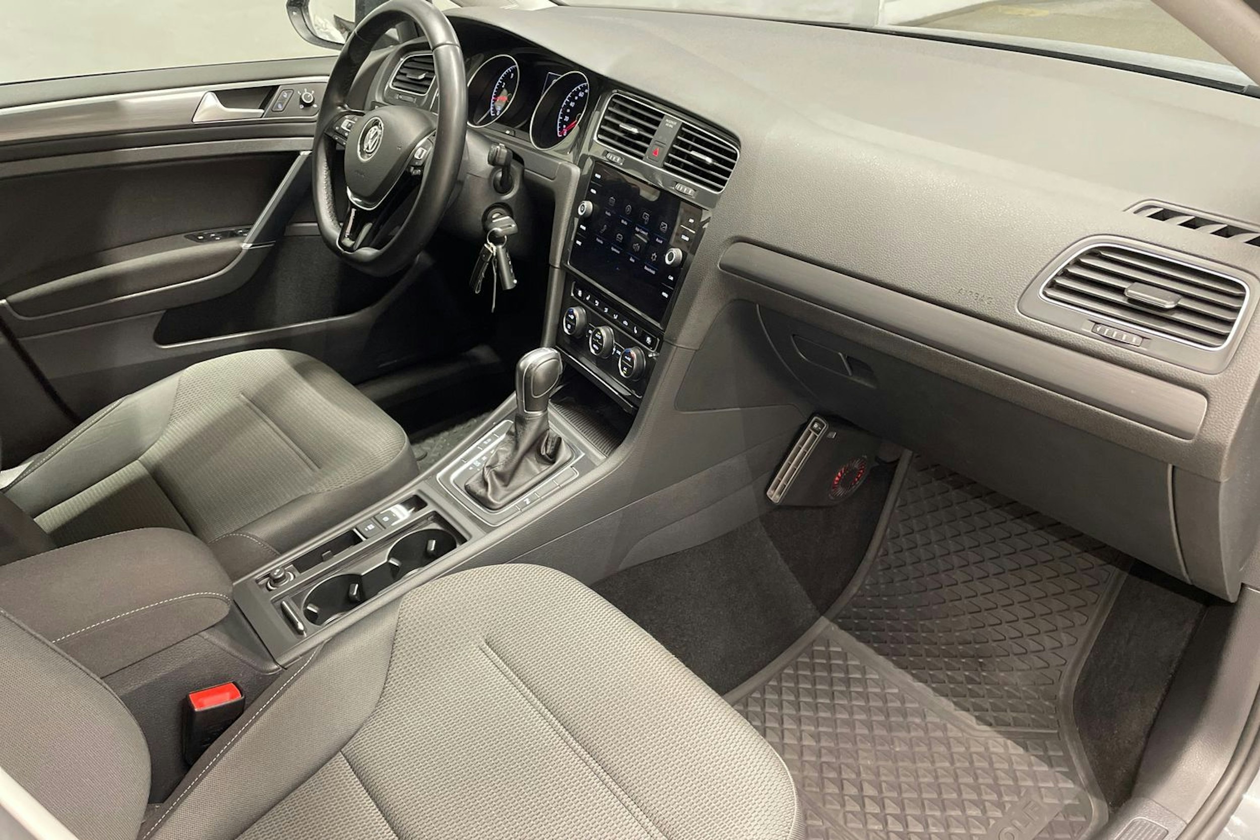 harmaa Volkswagen Golf 2019 kuva 27.
