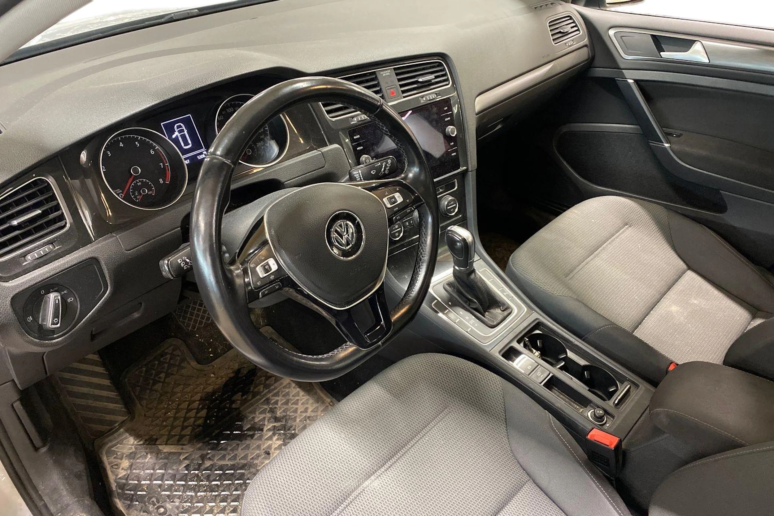 valkoinen Volkswagen Golf 2019 kuva 3.