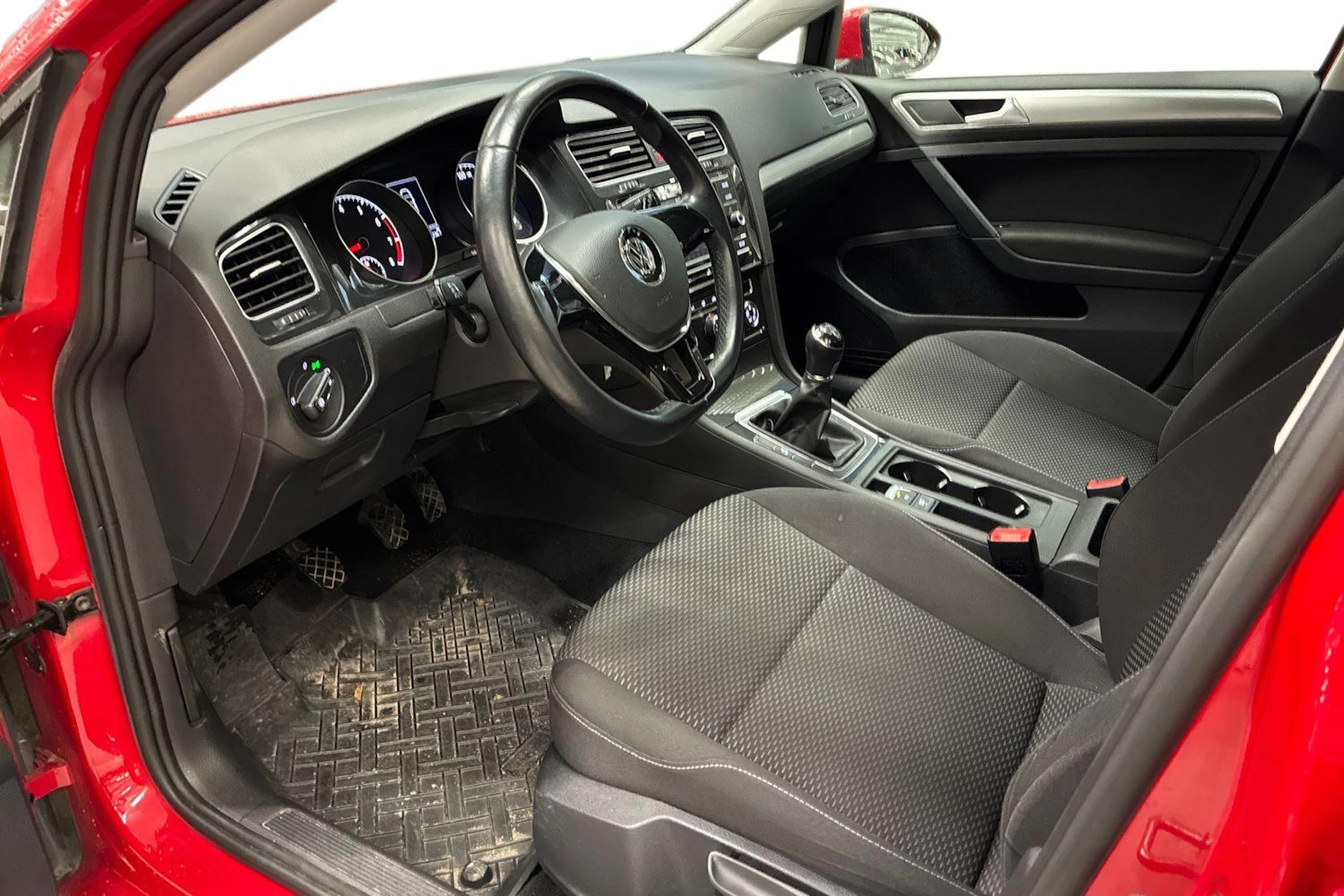 punainen Volkswagen Golf 2019 kuva 3.