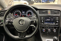 punainen Volkswagen Golf 2019 kuva 4.