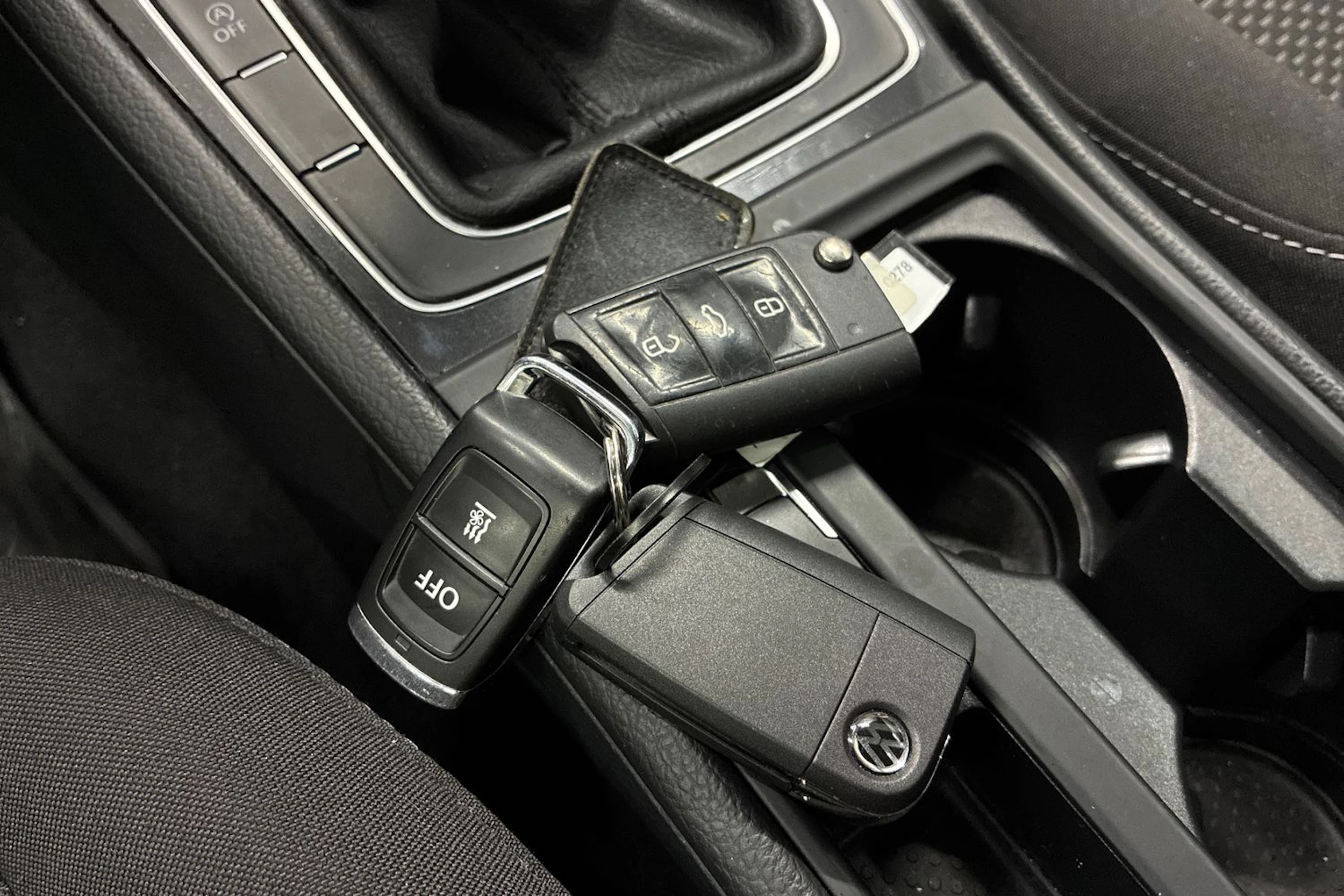 punainen Volkswagen Golf 2019 kuva 5.