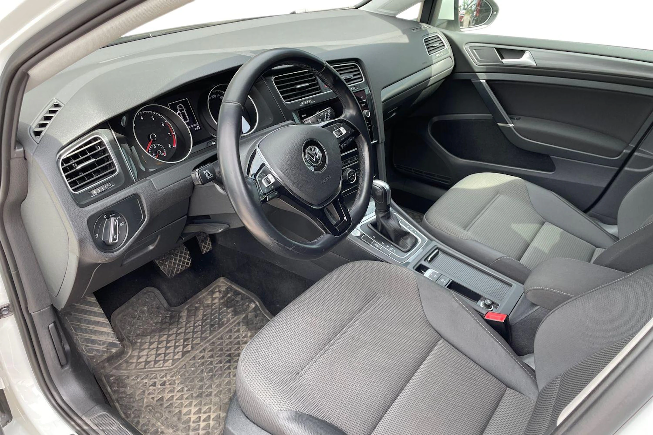 valkoinen Volkswagen Golf 2019 kuva 3.