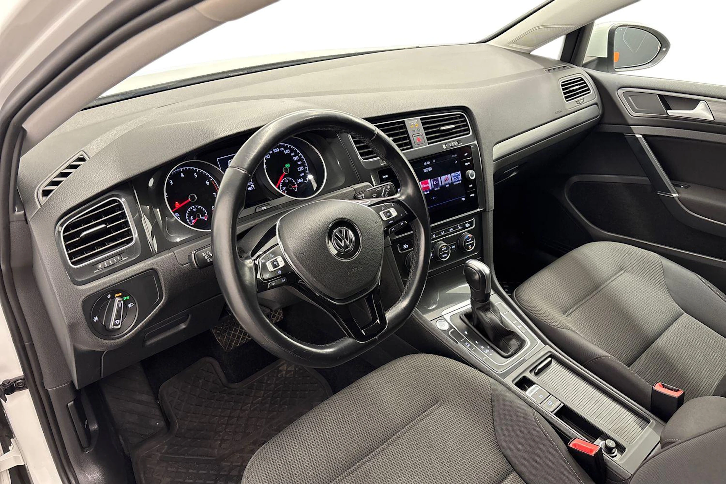 valkoinen Volkswagen Golf 2020 kuva 8.
