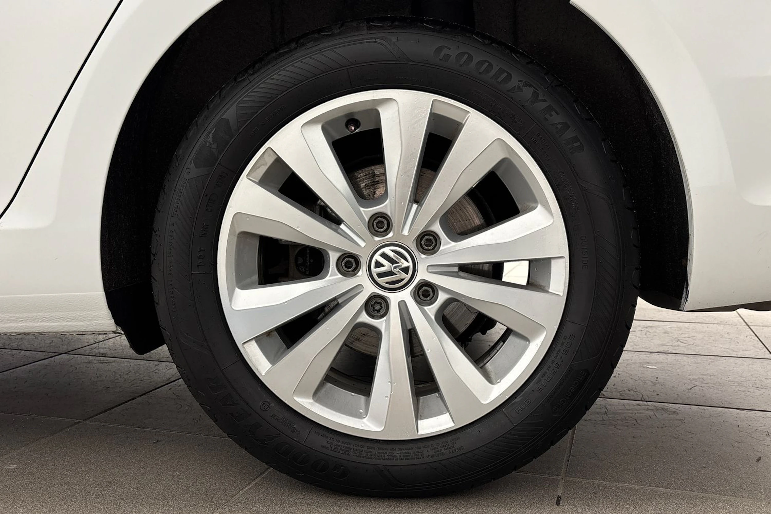 valkoinen Volkswagen Golf 2020 kuva 13.
