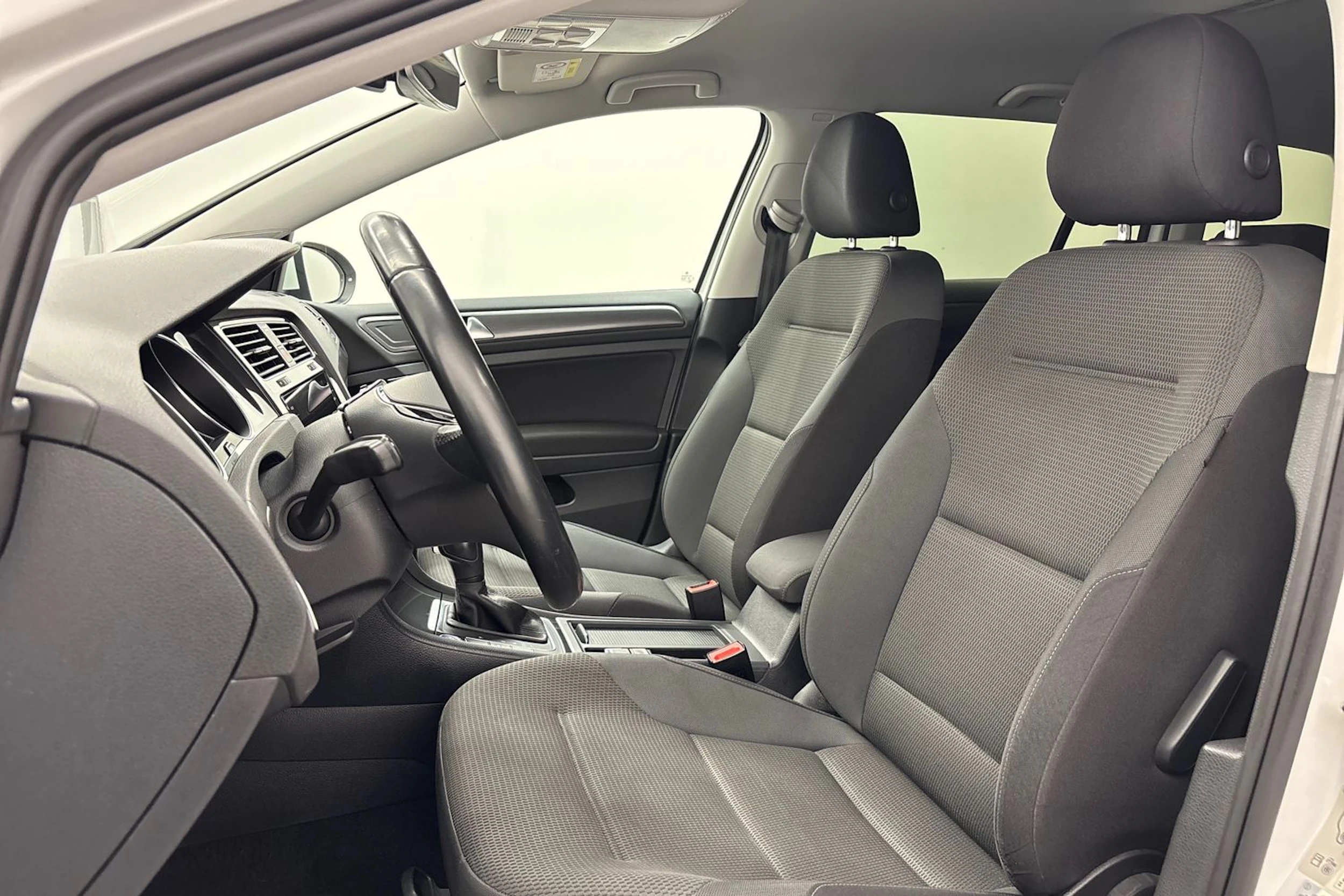 valkoinen Volkswagen Golf 2020 kuva 15.