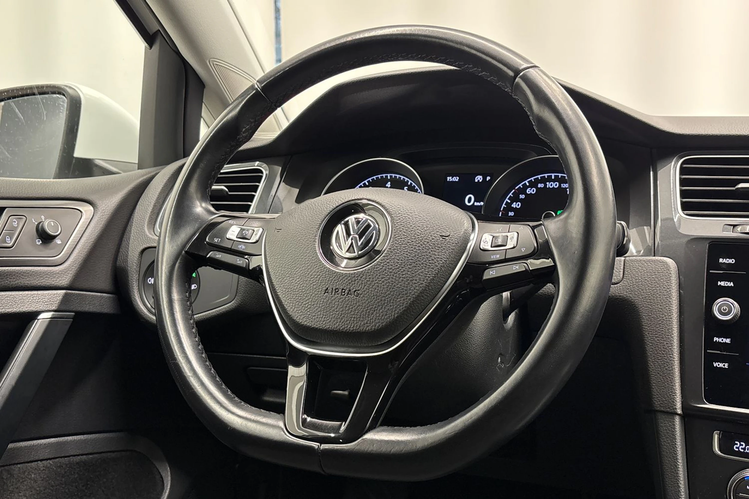 valkoinen Volkswagen Golf 2020 kuva 16.