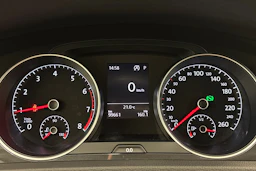 valkoinen Volkswagen Golf 2020 kuva 19.