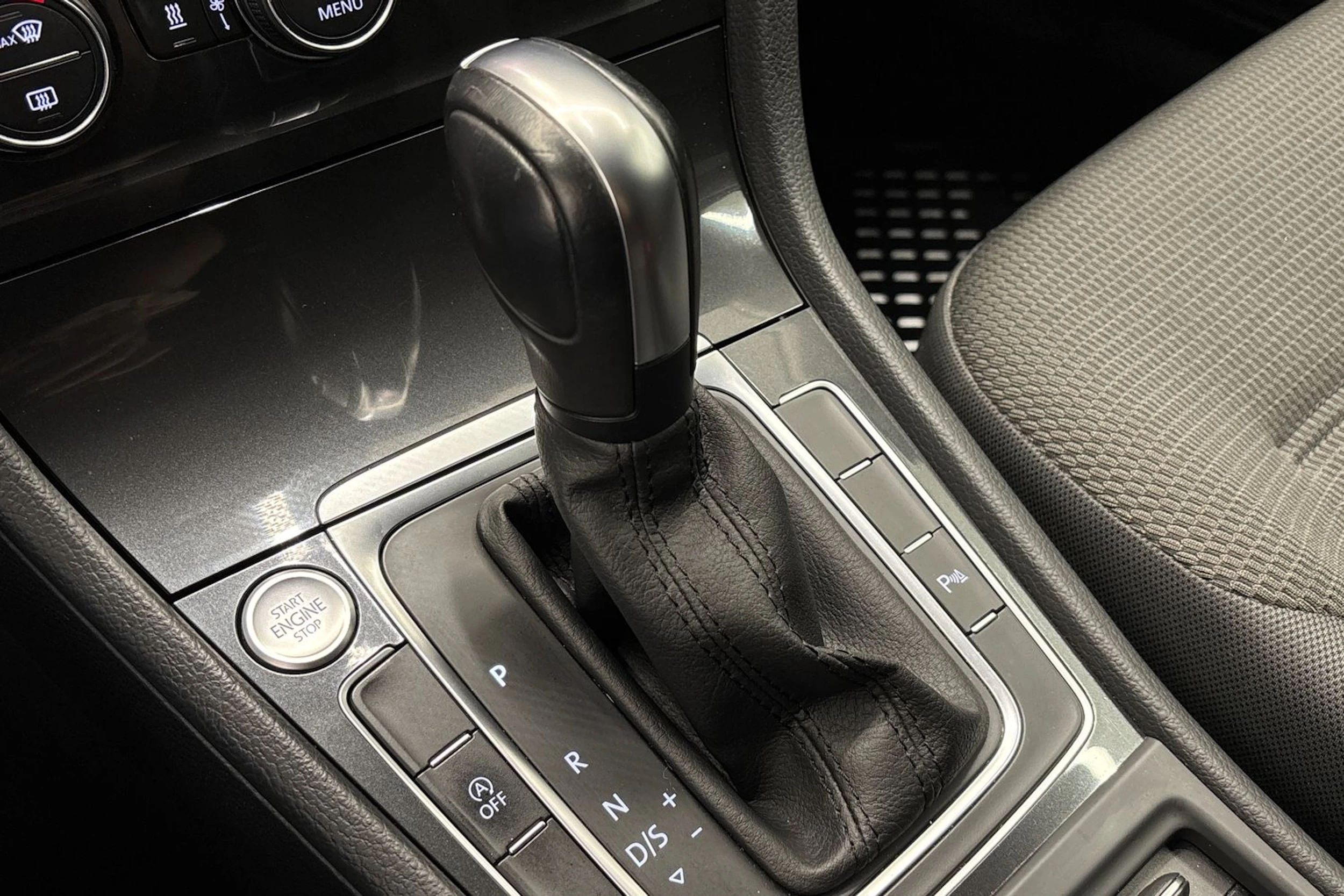 valkoinen Volkswagen Golf 2020 kuva 25.