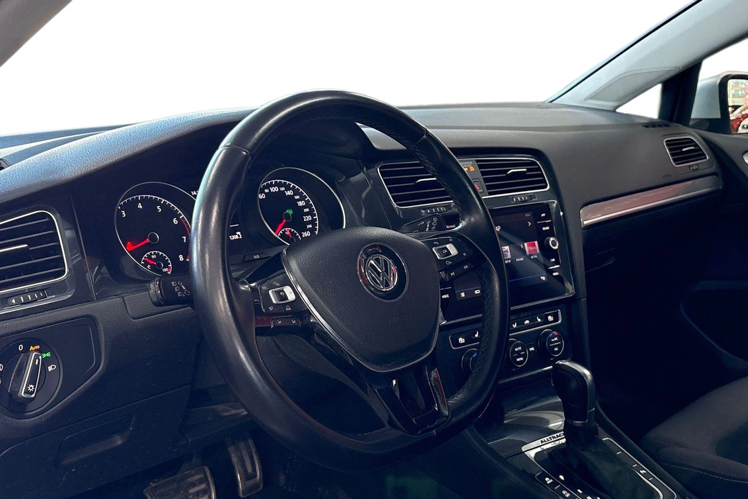 valkoinen Volkswagen Golf 2019 kuva 3.