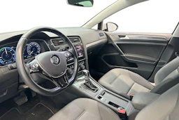 valkoinen Volkswagen Golf 2019 kuva 3.