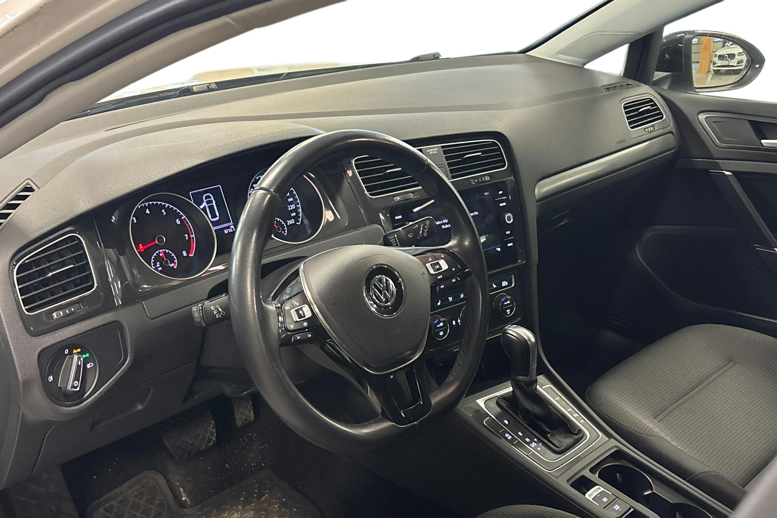 valkoinen Volkswagen Golf 2019 kuva 3.