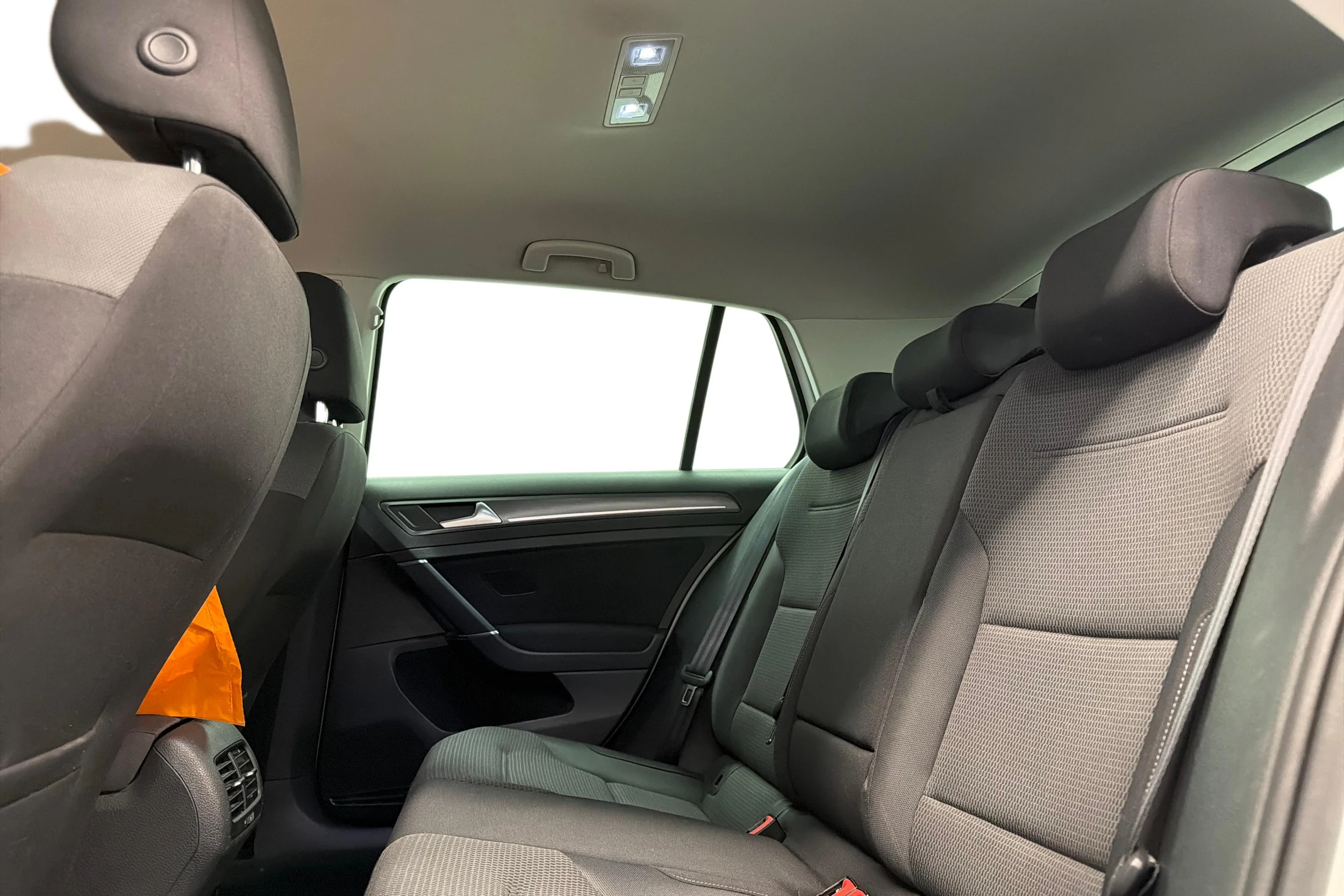 valkoinen Volkswagen Golf 2020 kuva 8.