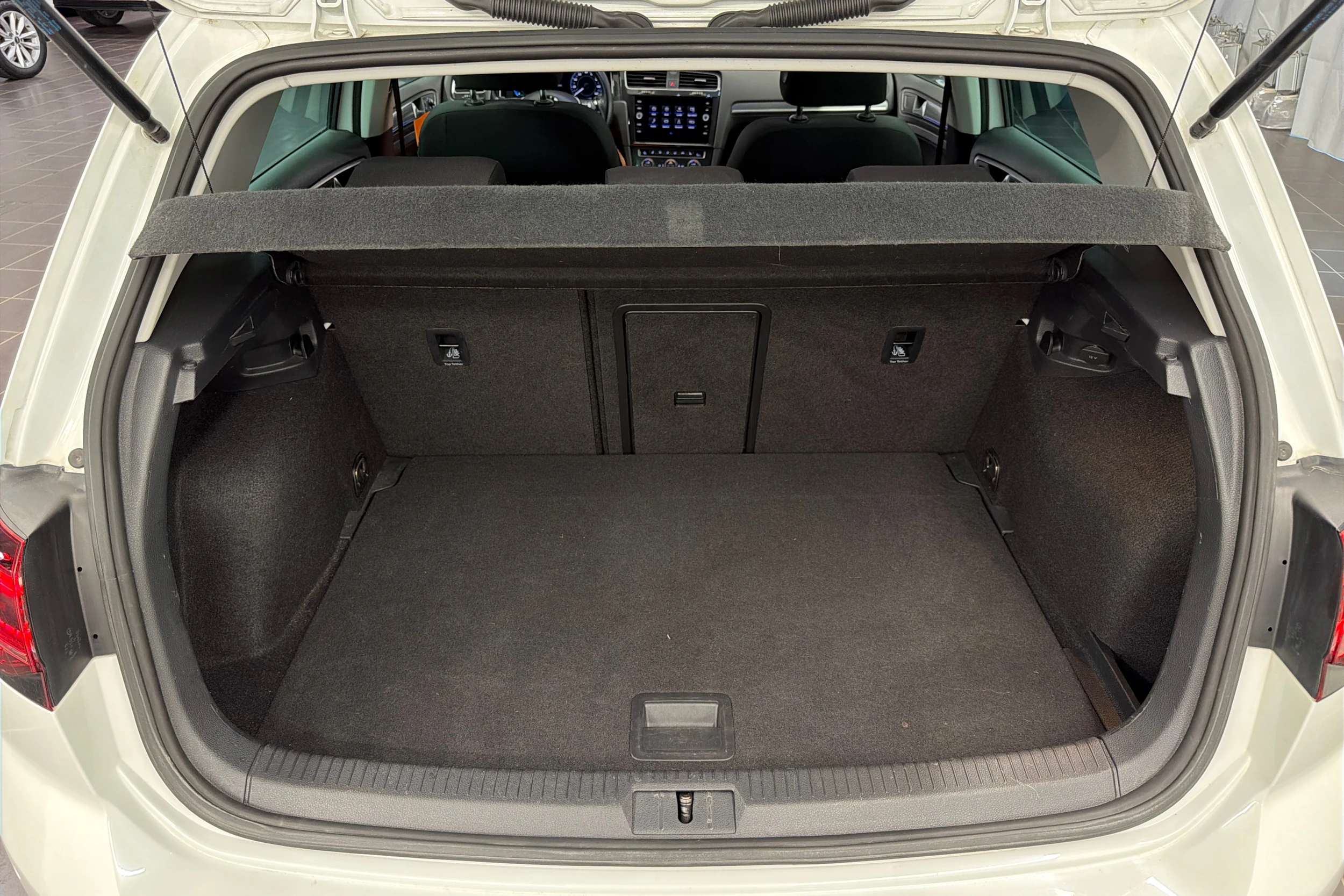 valkoinen Volkswagen Golf 2020 kuva 11.