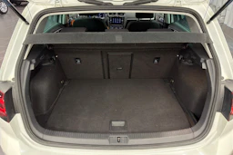 valkoinen Volkswagen Golf 2020 kuva 11.