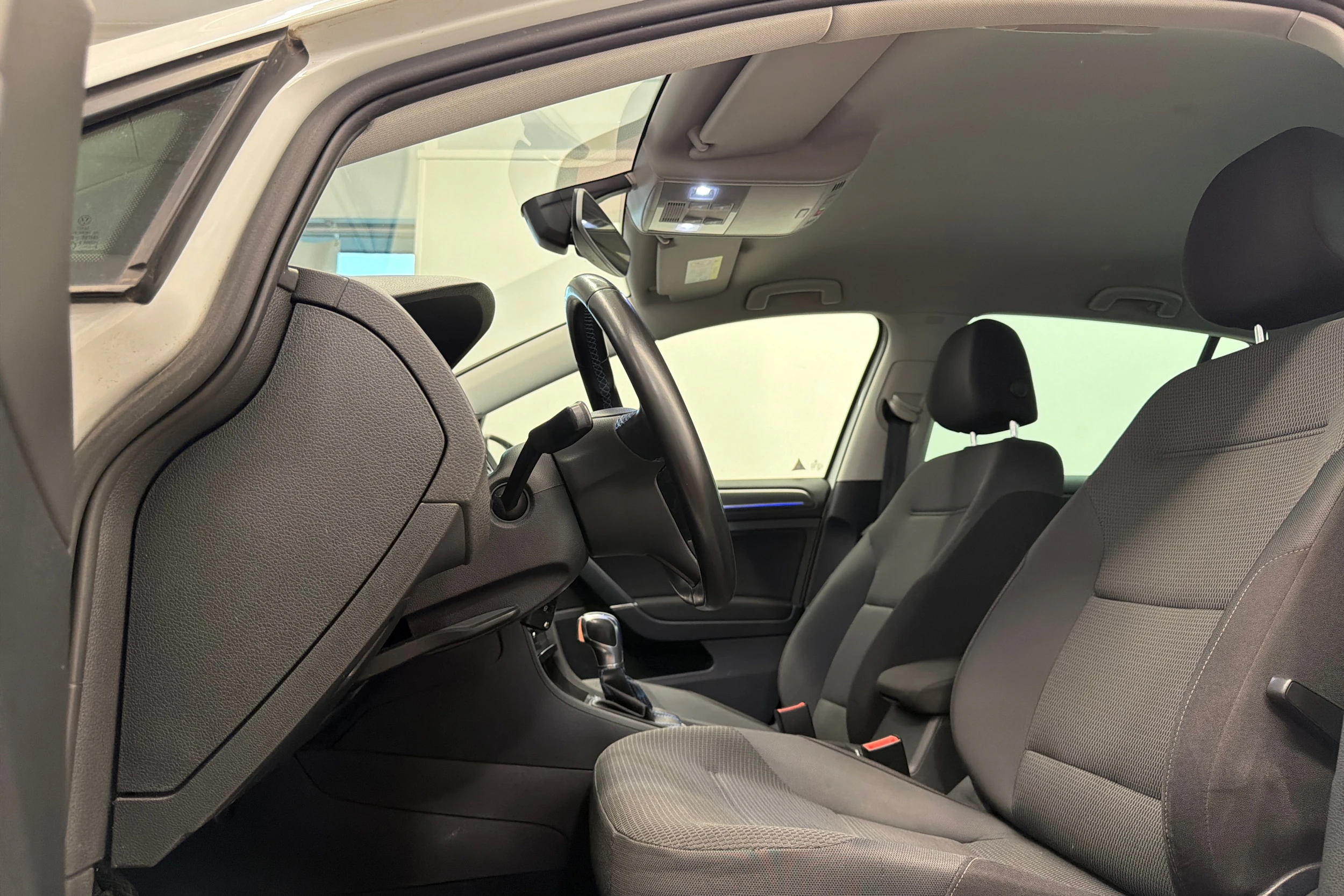 valkoinen Volkswagen Golf 2020 kuva 12.