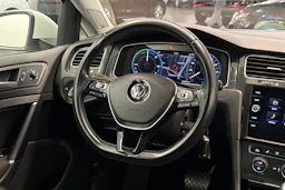 valkoinen Volkswagen Golf 2020 kuva 13.