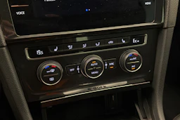 valkoinen Volkswagen Golf 2020 kuva 20.