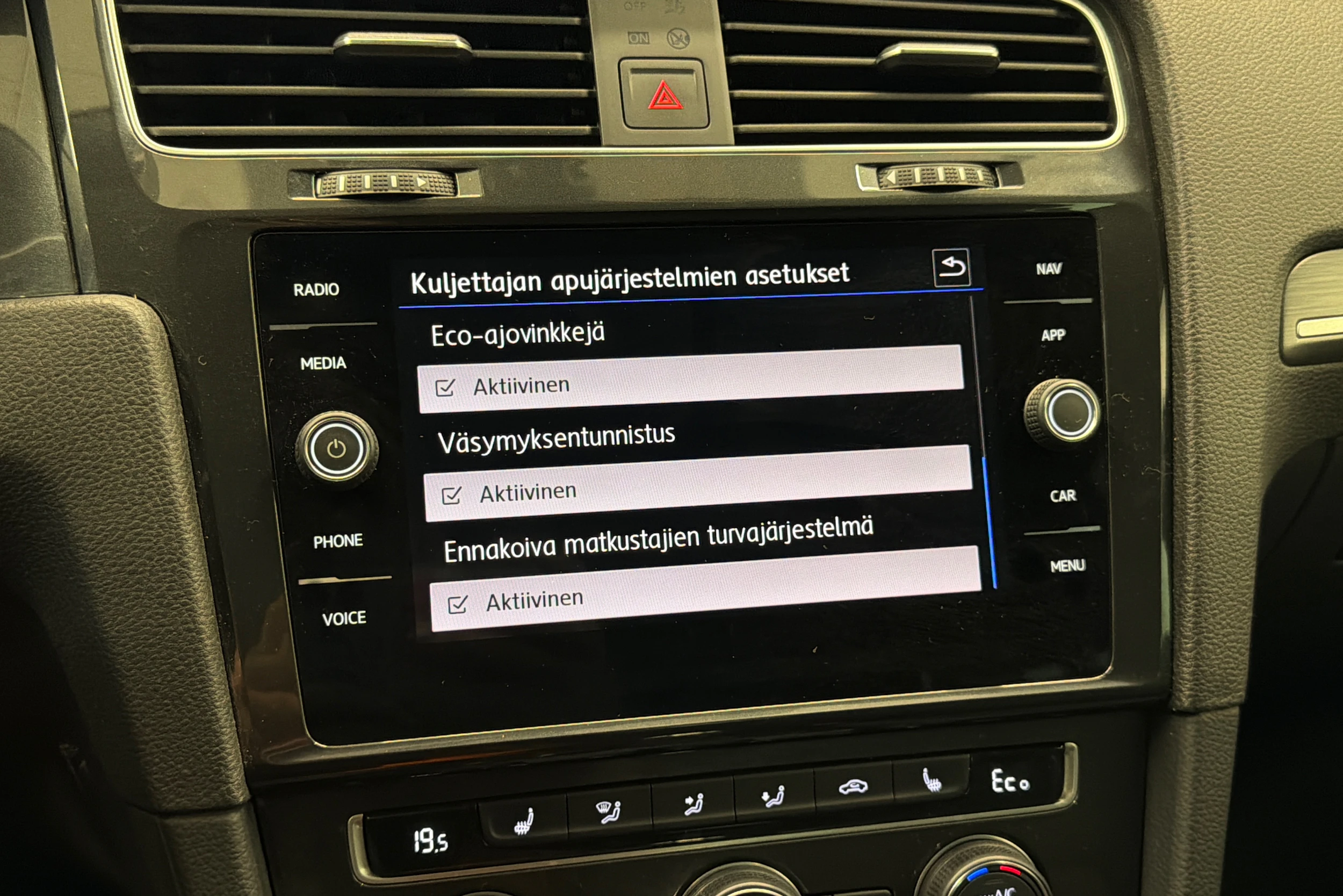 valkoinen Volkswagen Golf 2020 kuva 24.