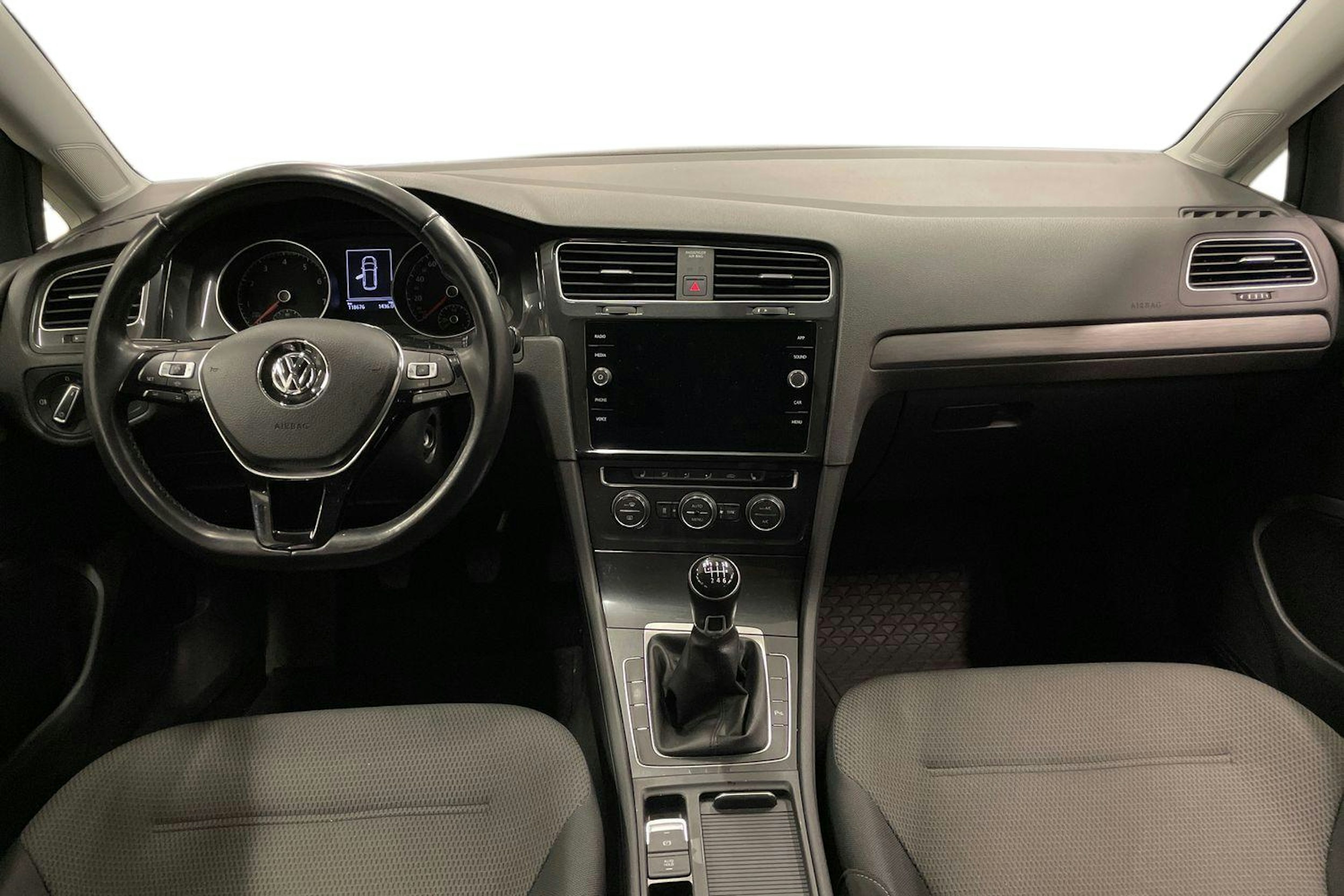 sininen Volkswagen Golf 2019 kuva 9.