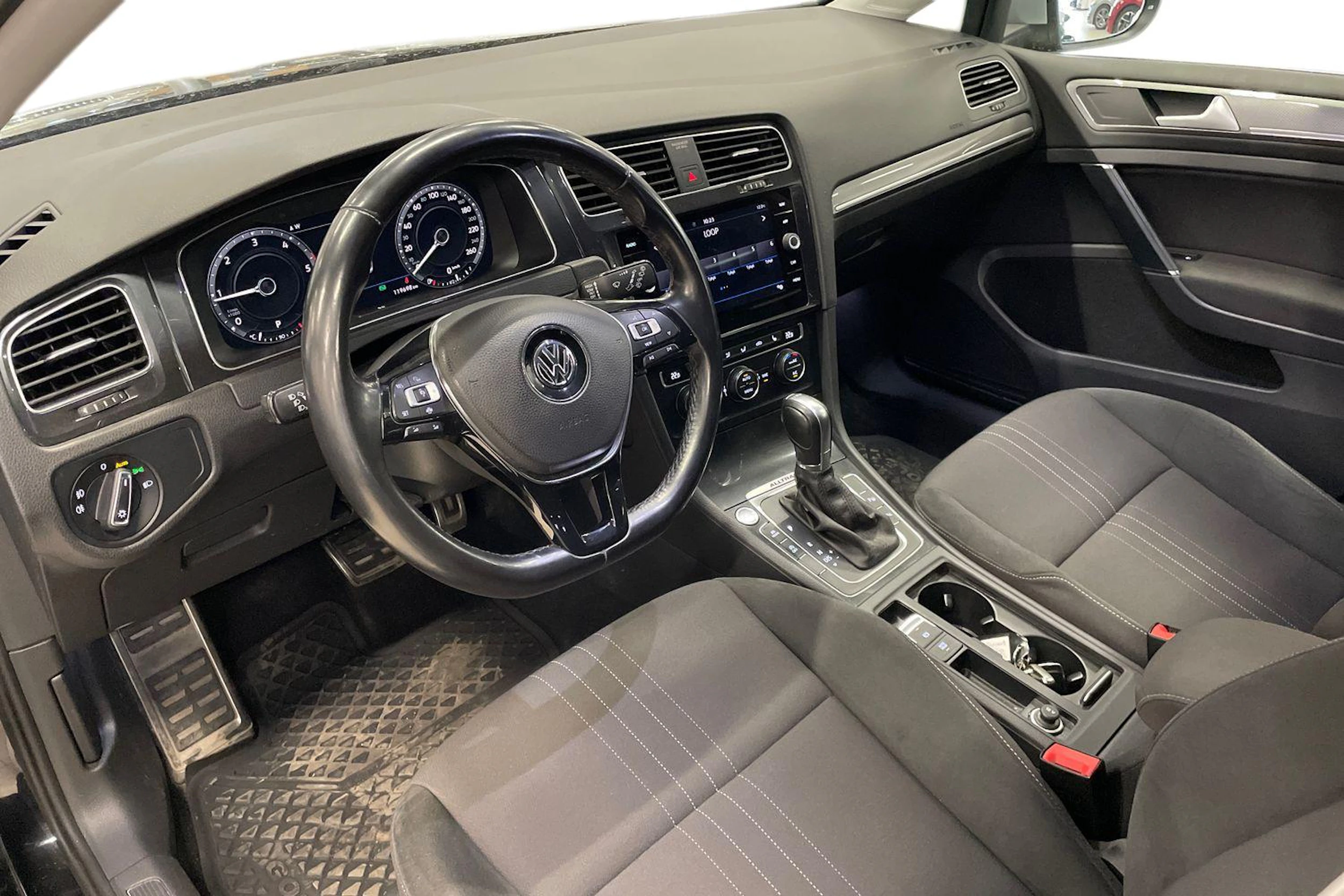 musta Volkswagen Golf 2019 kuva 3.