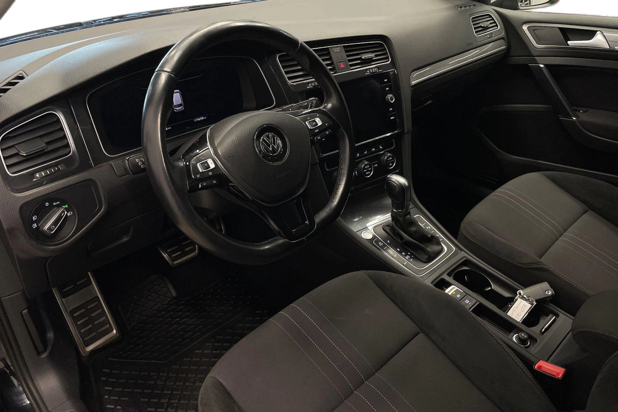 musta Volkswagen Golf 2019 kuva 8.