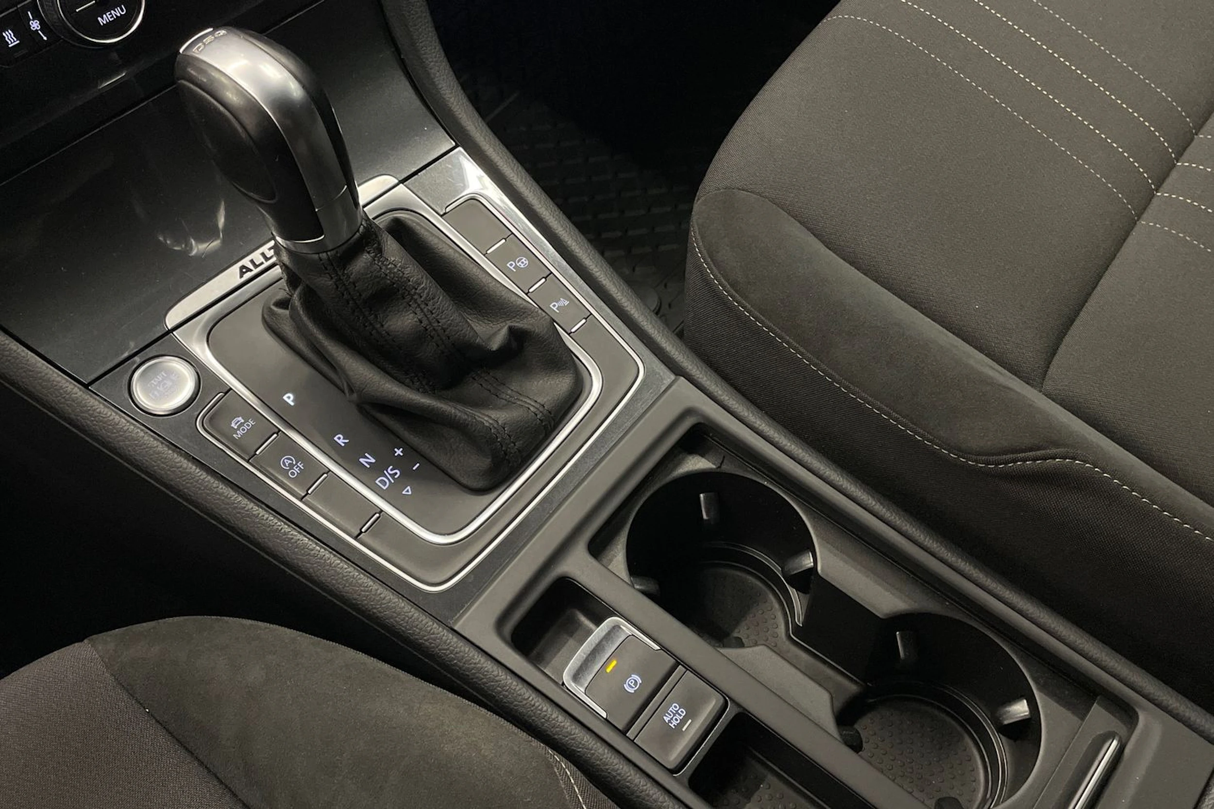 musta Volkswagen Golf 2019 kuva 21.