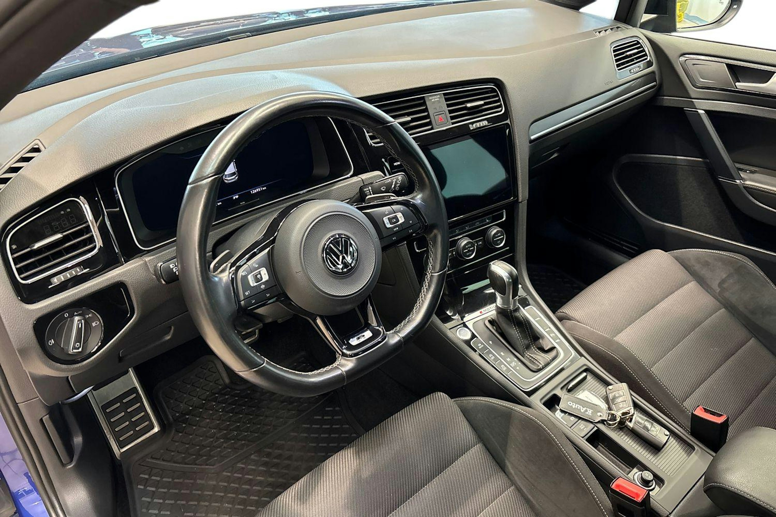 Sininen Volkswagen GOLF 2019 kuva 7.