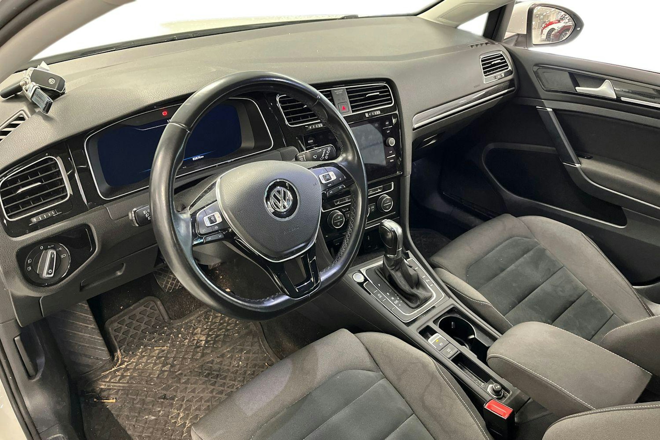 valkoinen Volkswagen Golf 2019 kuva 3.