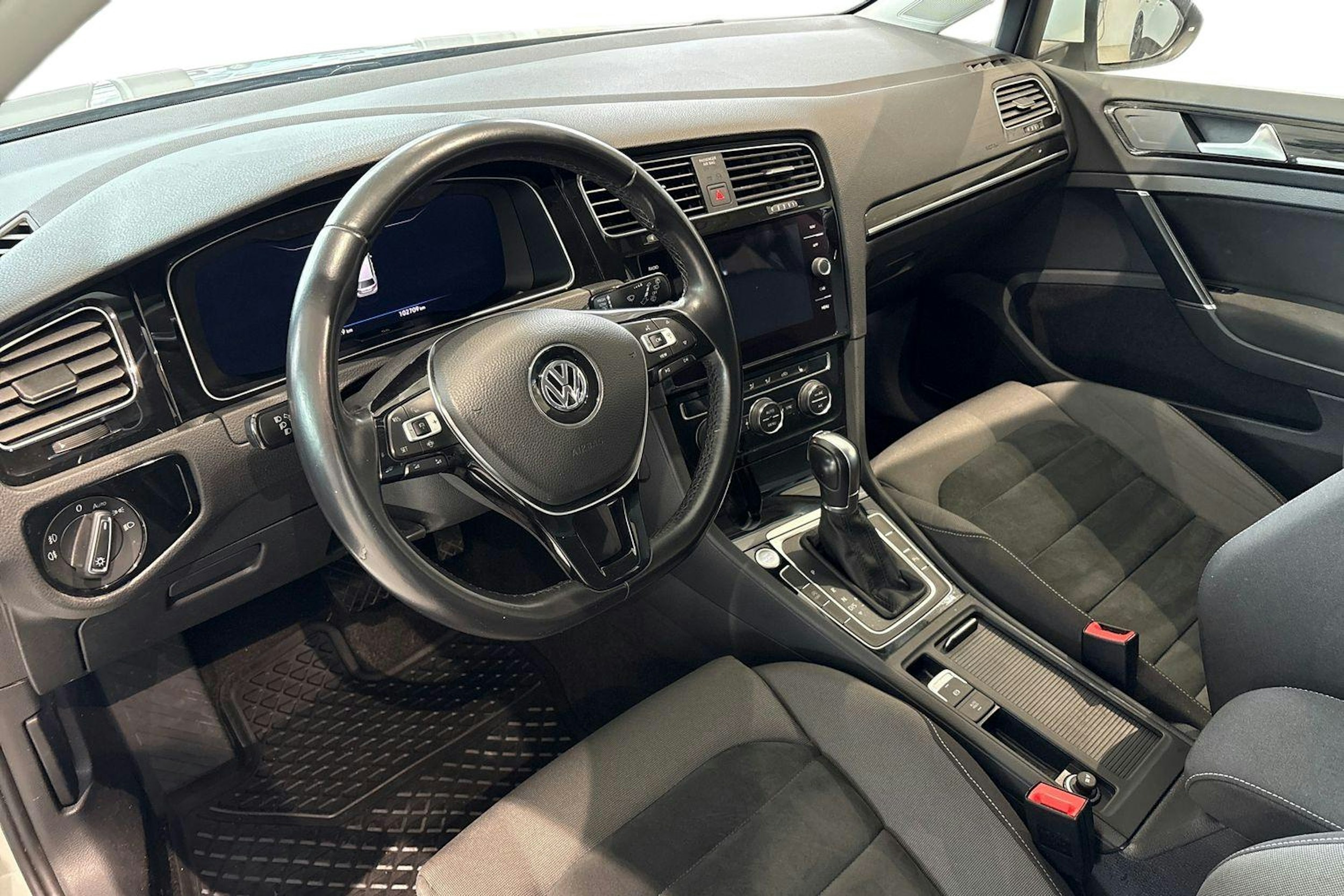 valkoinen Volkswagen Golf 2019 kuva 6.