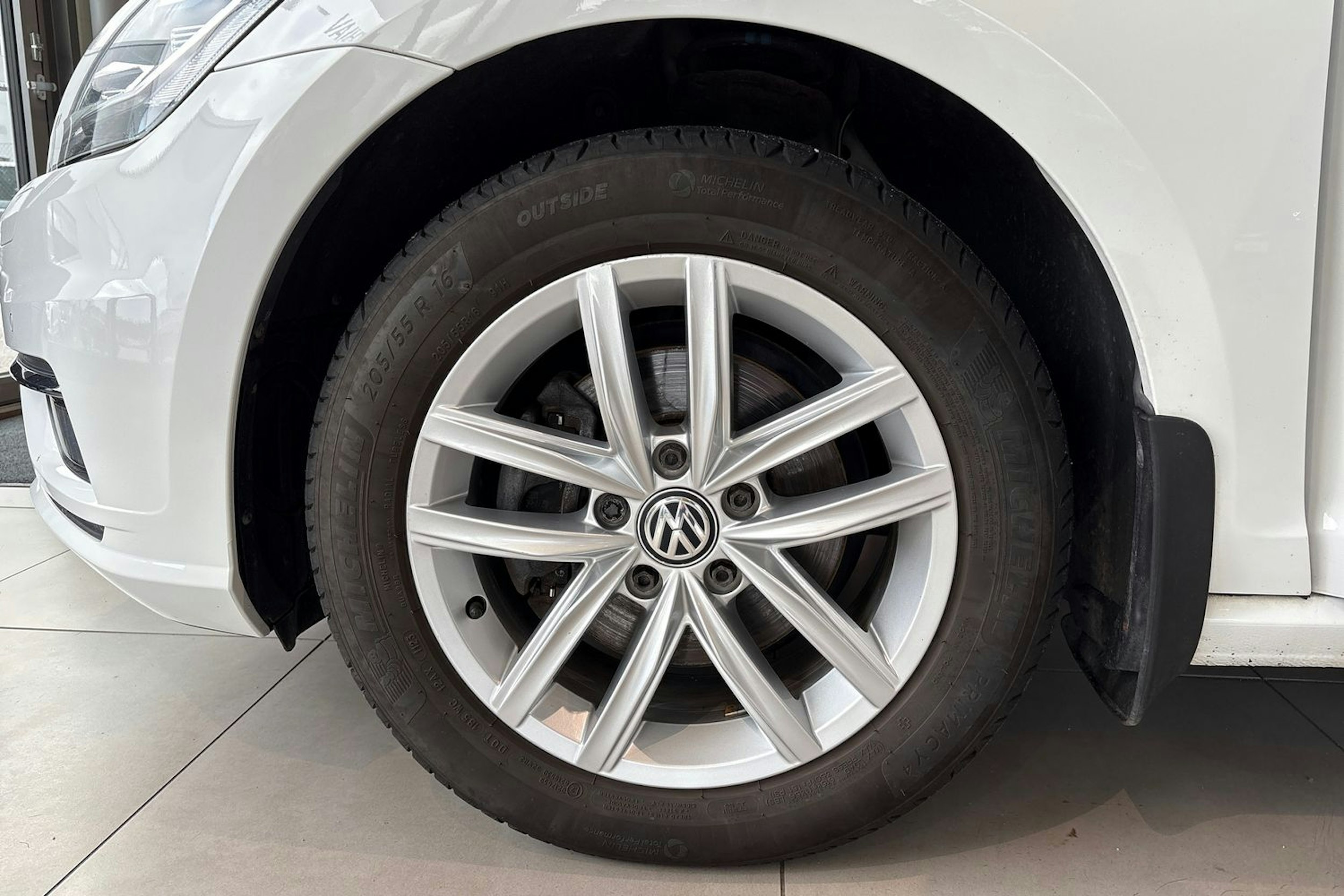 valkoinen Volkswagen Golf 2019 kuva 9.