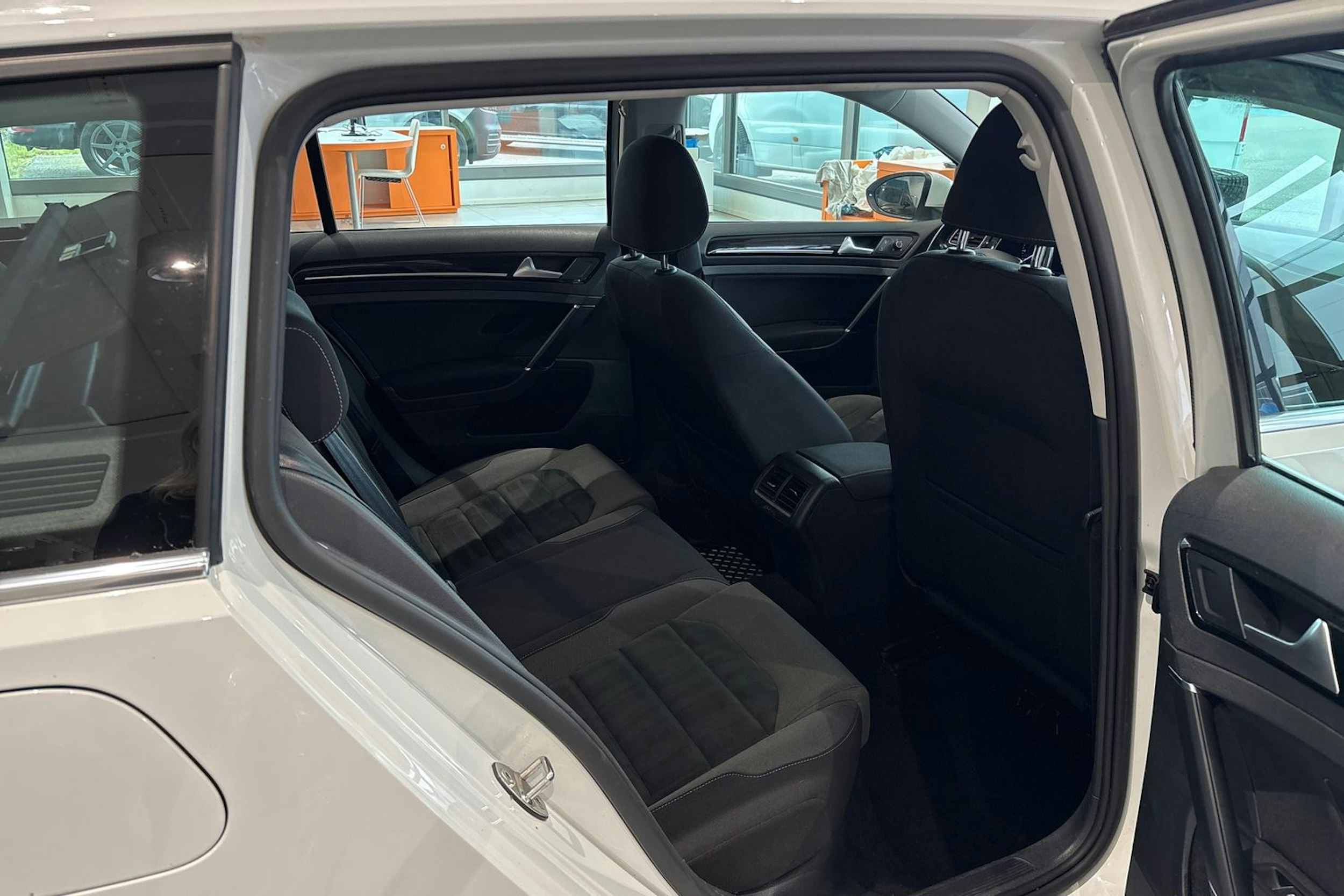 valkoinen Volkswagen Golf 2019 kuva 11.