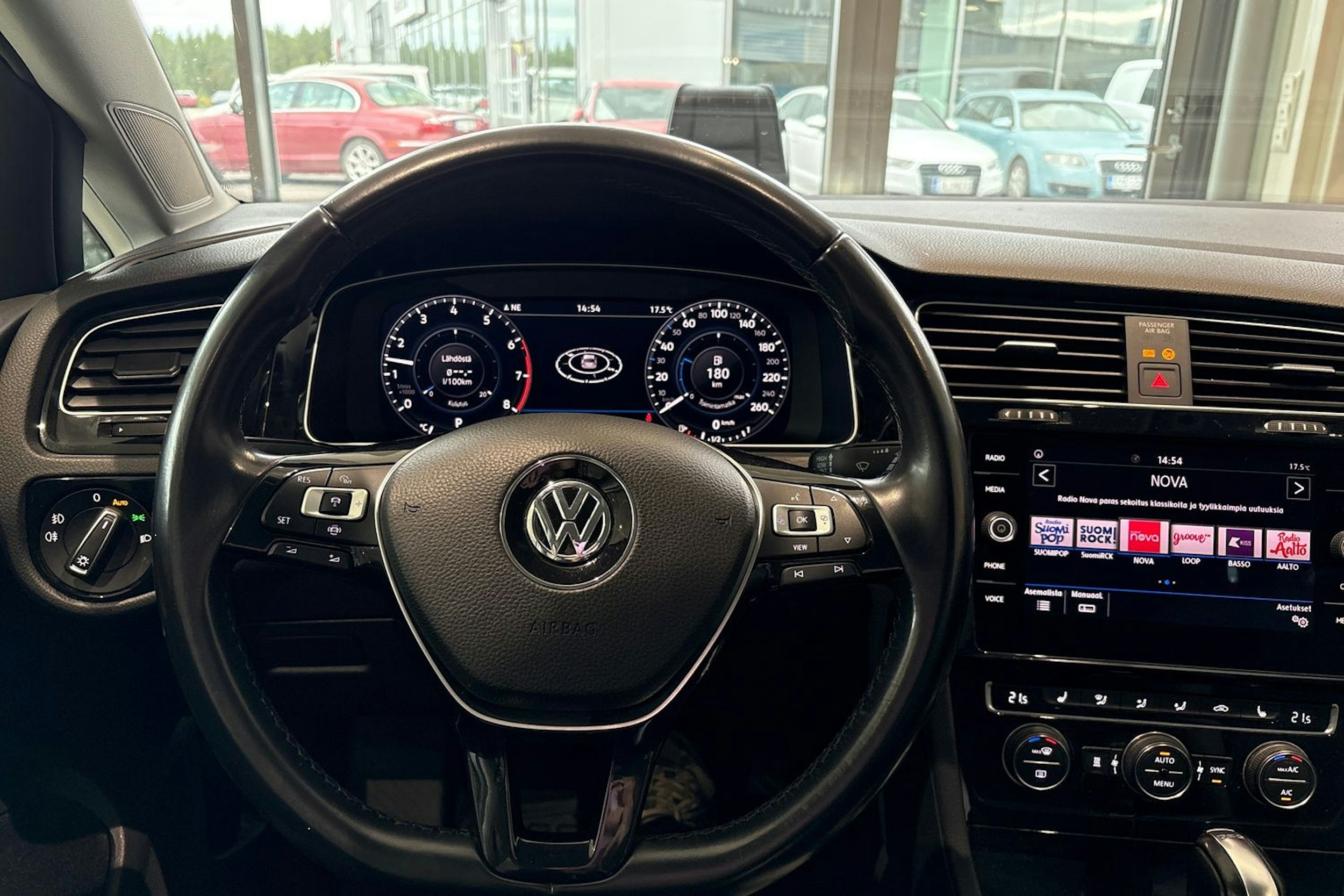 valkoinen Volkswagen Golf 2019 kuva 12.