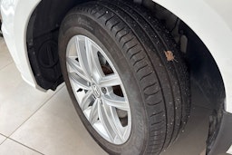valkoinen Volkswagen Golf 2019 kuva 15.