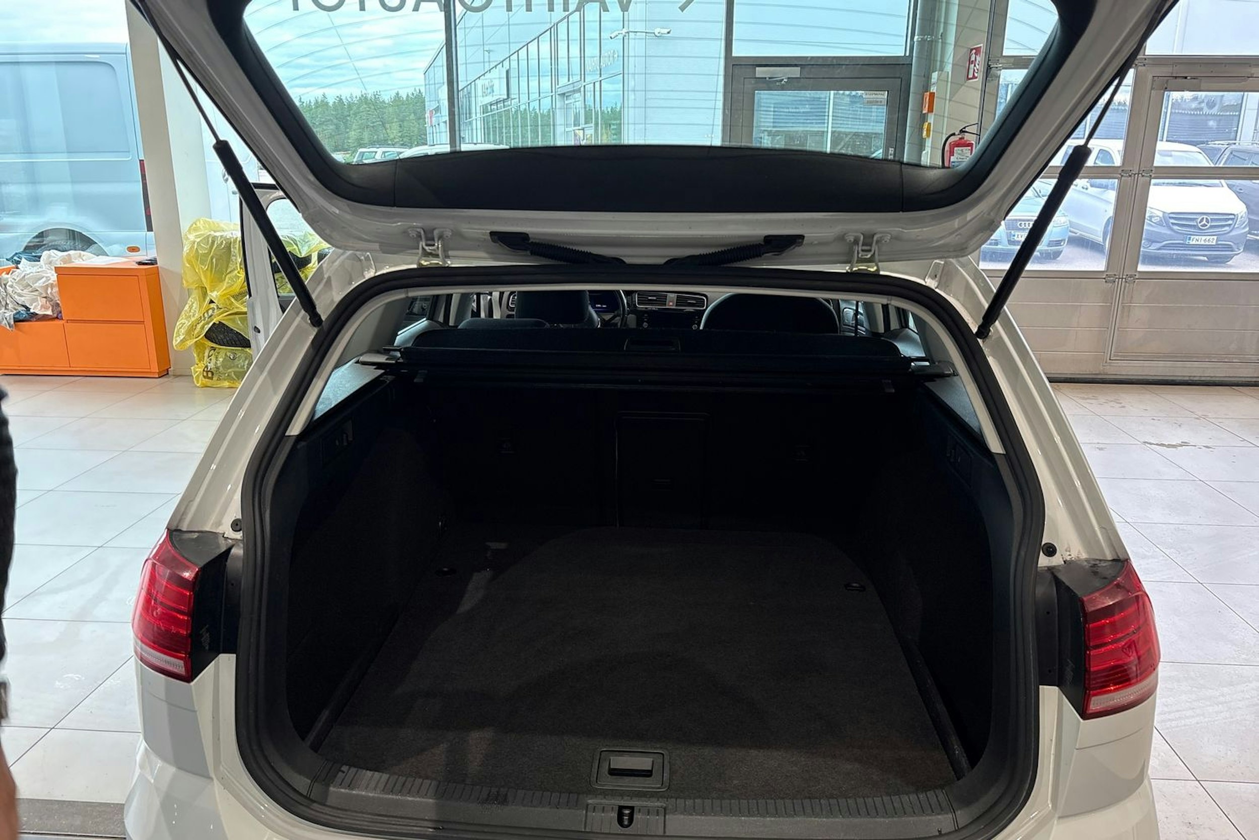 valkoinen Volkswagen Golf 2019 kuva 16.