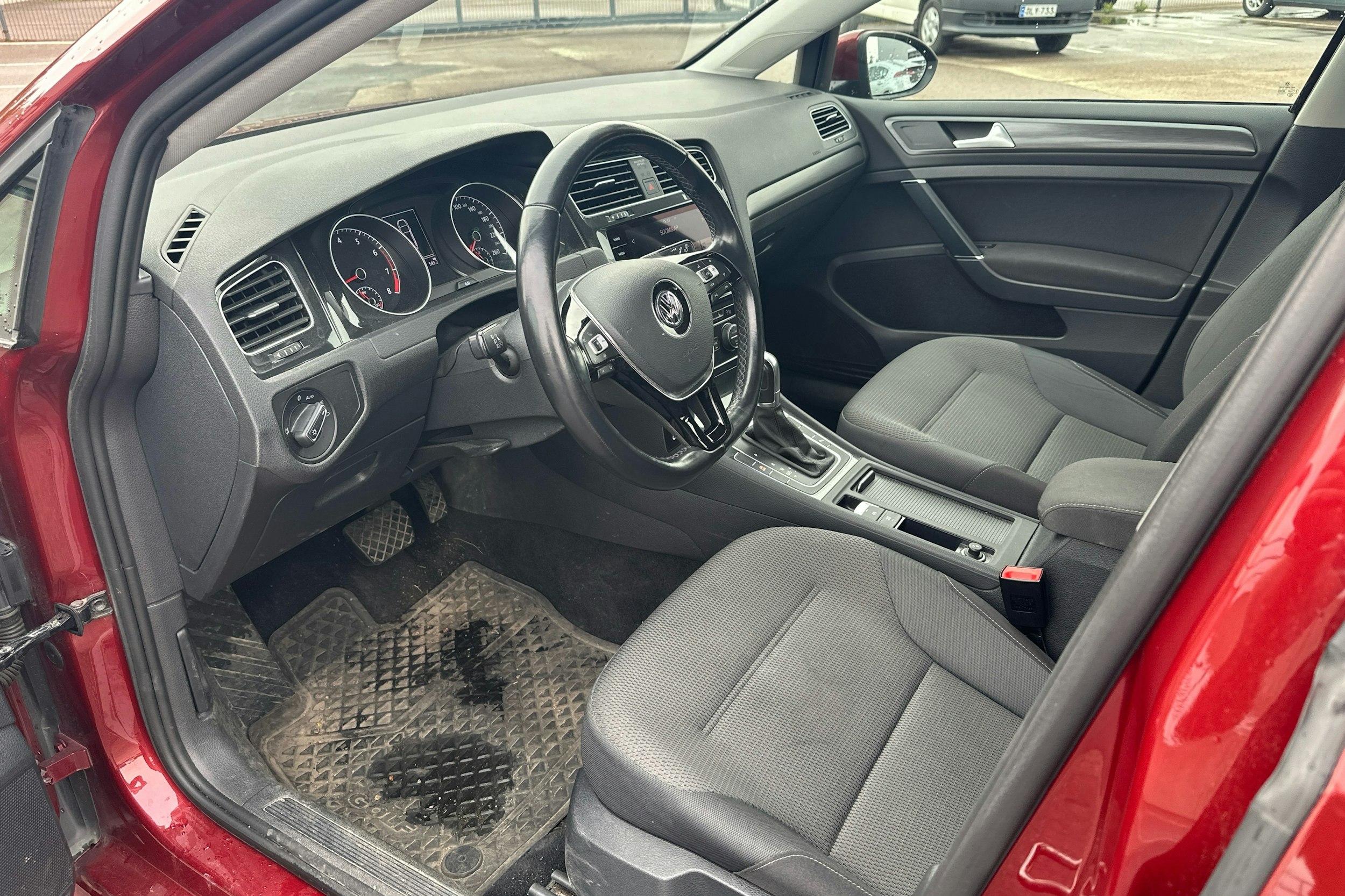 punainen Volkswagen Golf 2019 kuva 3.