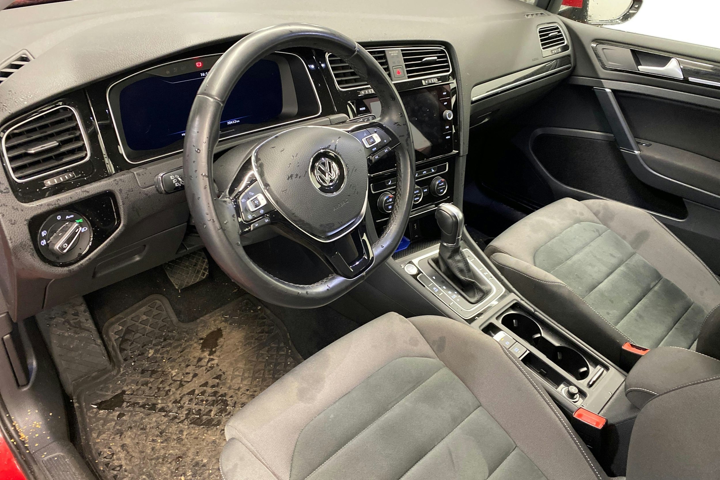 punainen Volkswagen Golf 2019 kuva 3.