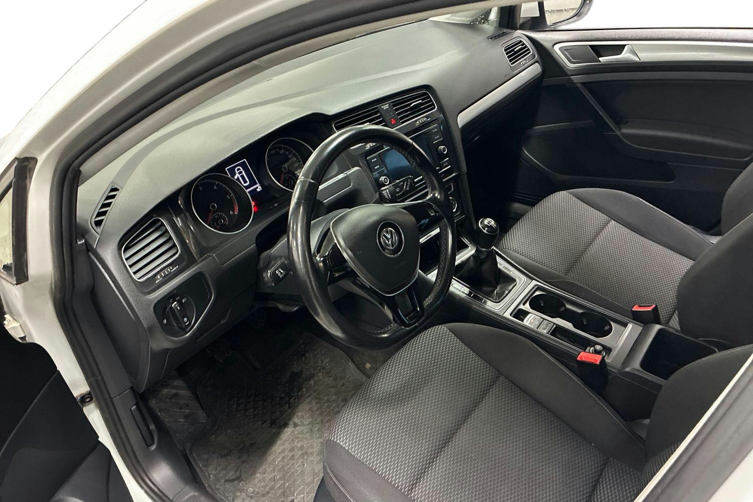 valkoinen Volkswagen Golf 2019 kuva 3.
