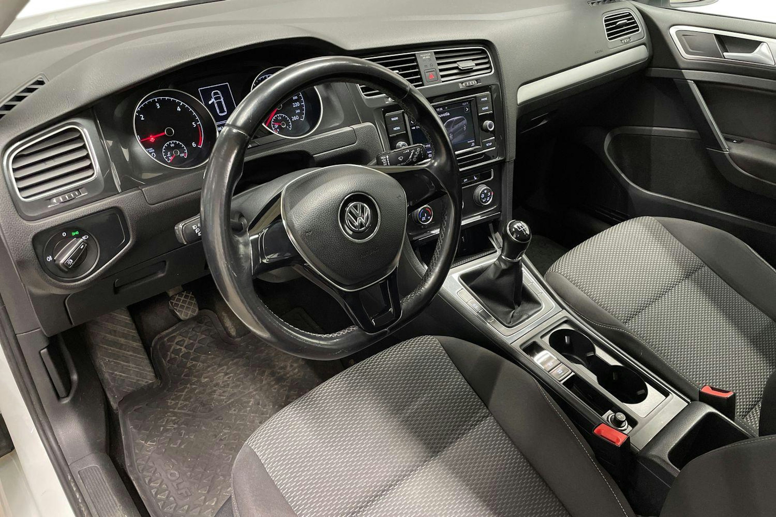 valkoinen Volkswagen Golf 2019 kuva 7.