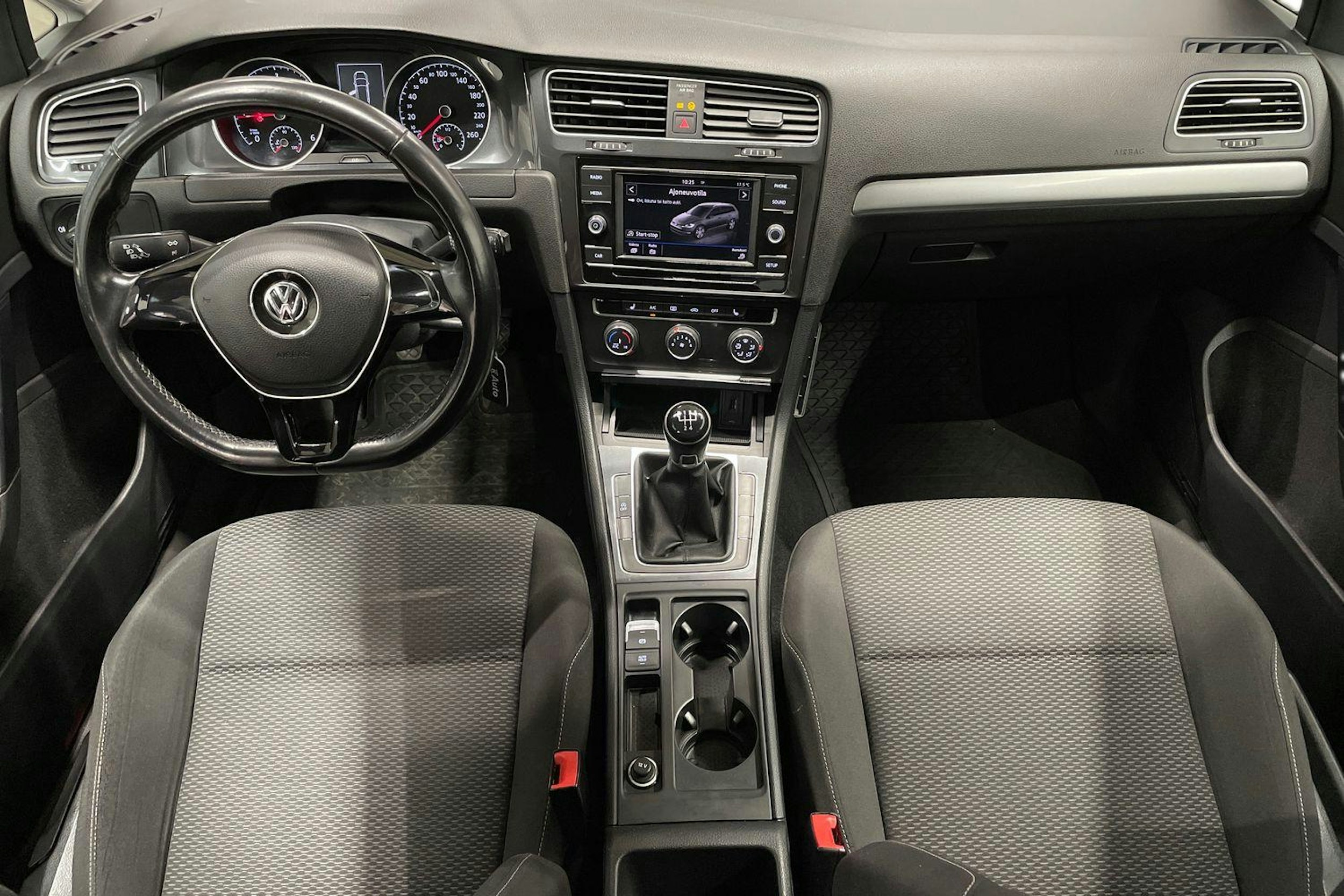 valkoinen Volkswagen Golf 2019 kuva 9.