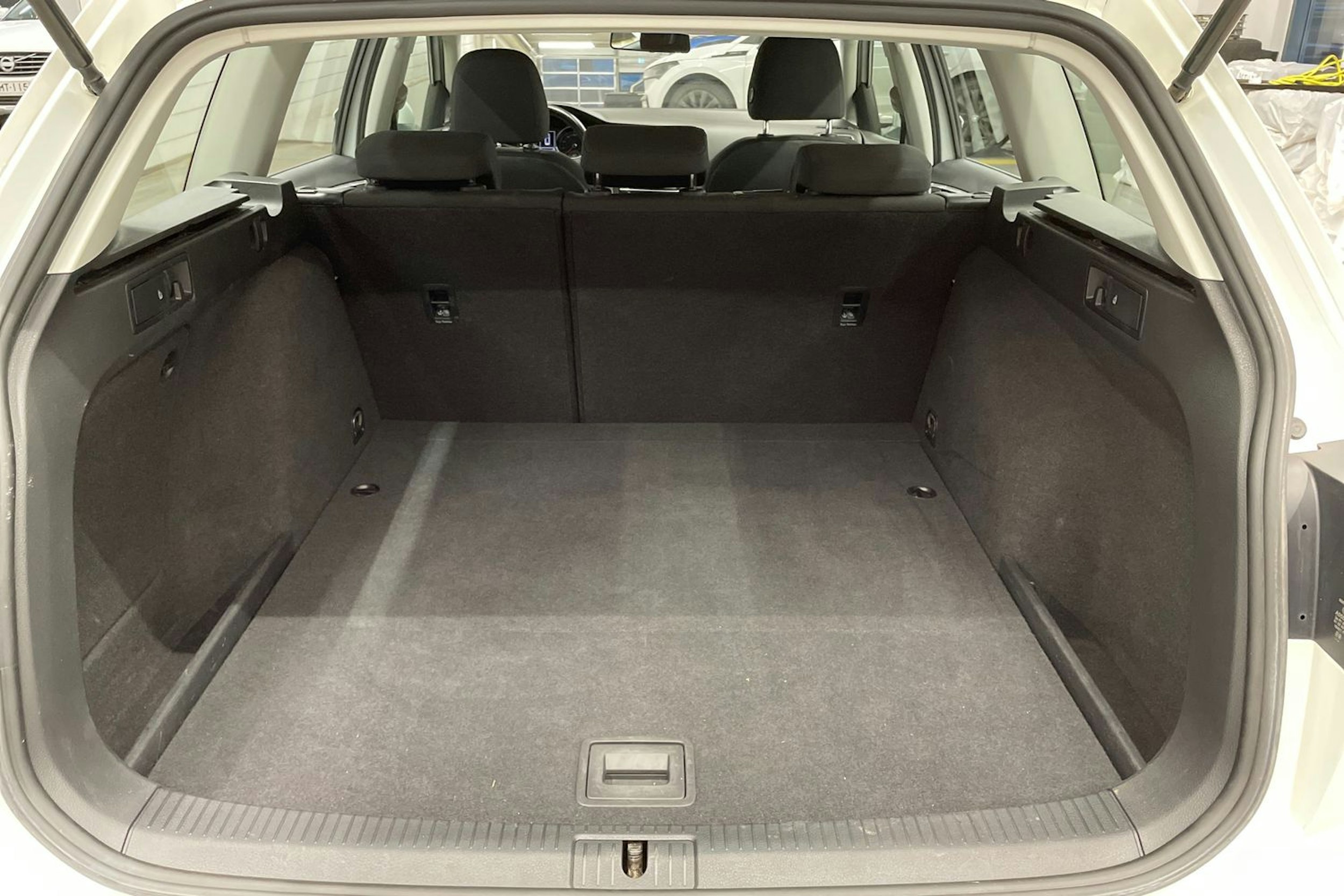 valkoinen Volkswagen Golf 2019 kuva 15.